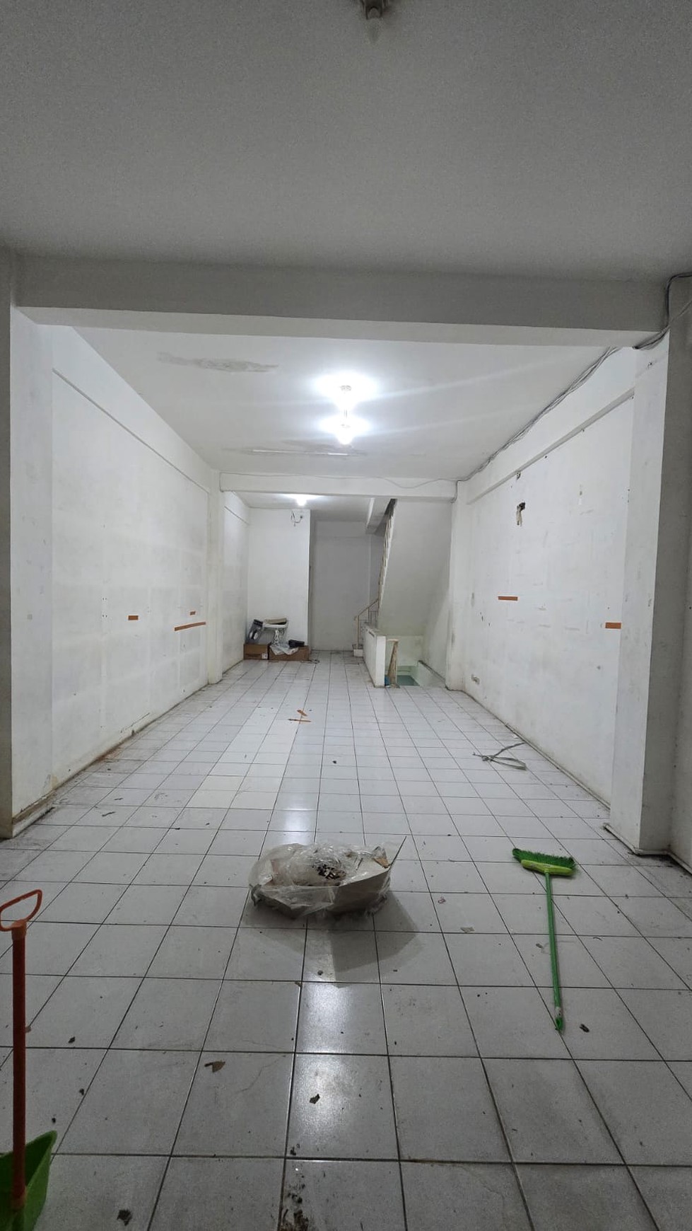 Murah Rp. 3 Milyar-an Dijual Ruko Raya Wiyung -Hadap Nol Jalan Raya Kembar Samping Royal Residence - Parkiran Luas Komersial Area Cocok Buat Segala Usaha, Bank, Kantor, Resto, Salon, Cafe