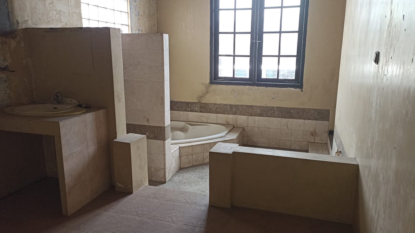 1890 BO Di jual Rumah itung Tanah Jl Rokan, Wonokromo Surabaya