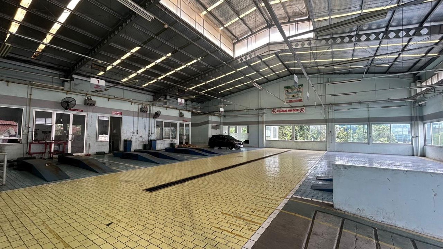Showroom Lokasi Strategis di Sunter Jakarta Utara