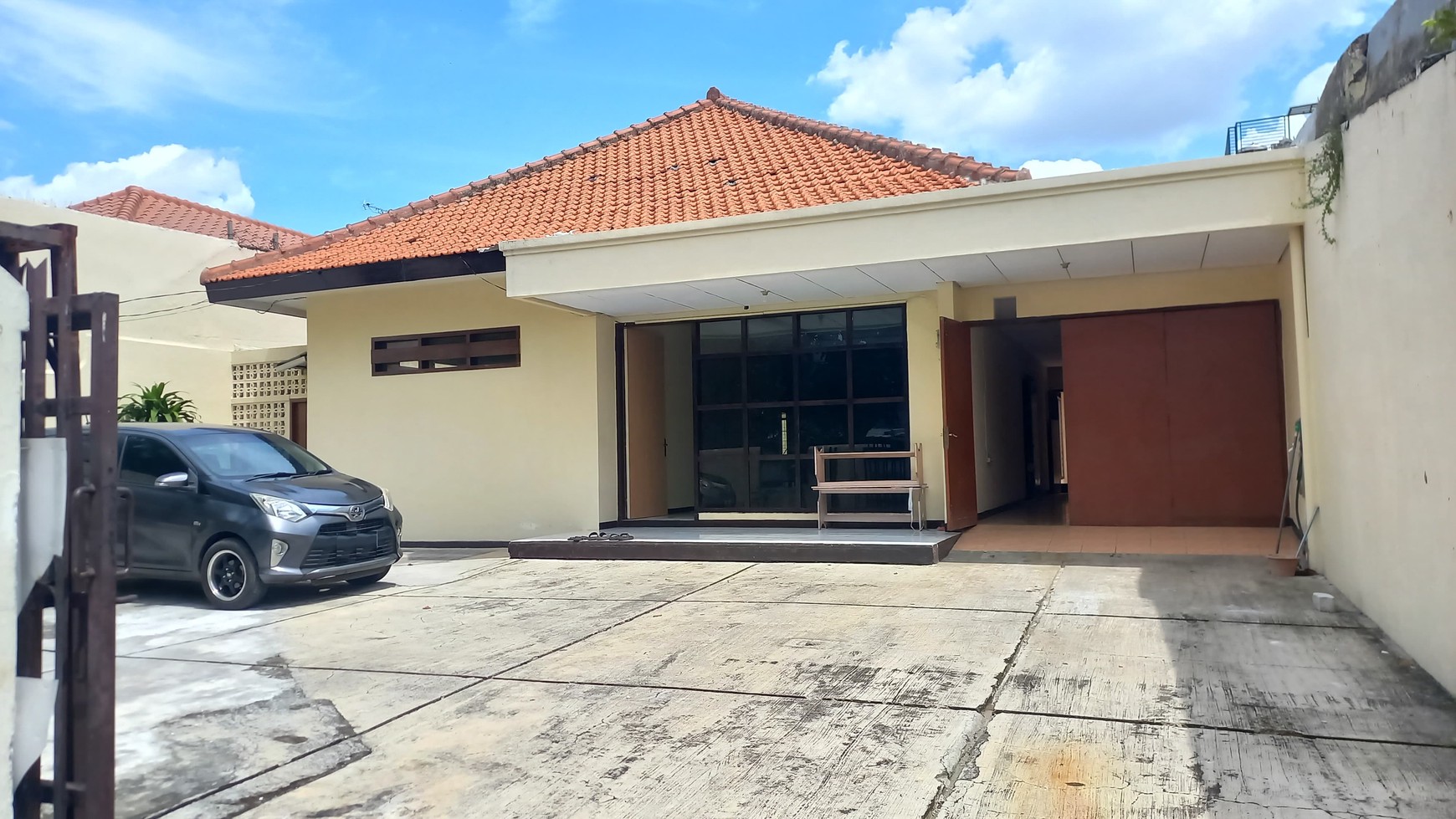 Rmh dg lokasi strategis , deket dg  jl pemuda raya, Rumah bisa untuk usaha , jalan depar lebar , bnyk usaha kuliner , dekat dg sekolah , lokasi di Rawamangun Jaktim... Shm. Bebas banjir