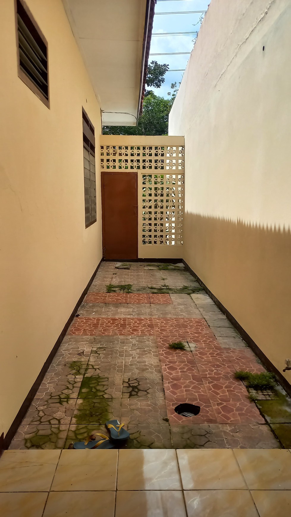 Rmh dg lokasi strategis , deket dg  jl pemuda raya, Rumah bisa untuk usaha , jalan depar lebar , bnyk usaha kuliner , dekat dg sekolah , lokasi di Rawamangun Jaktim... Shm. Bebas banjir