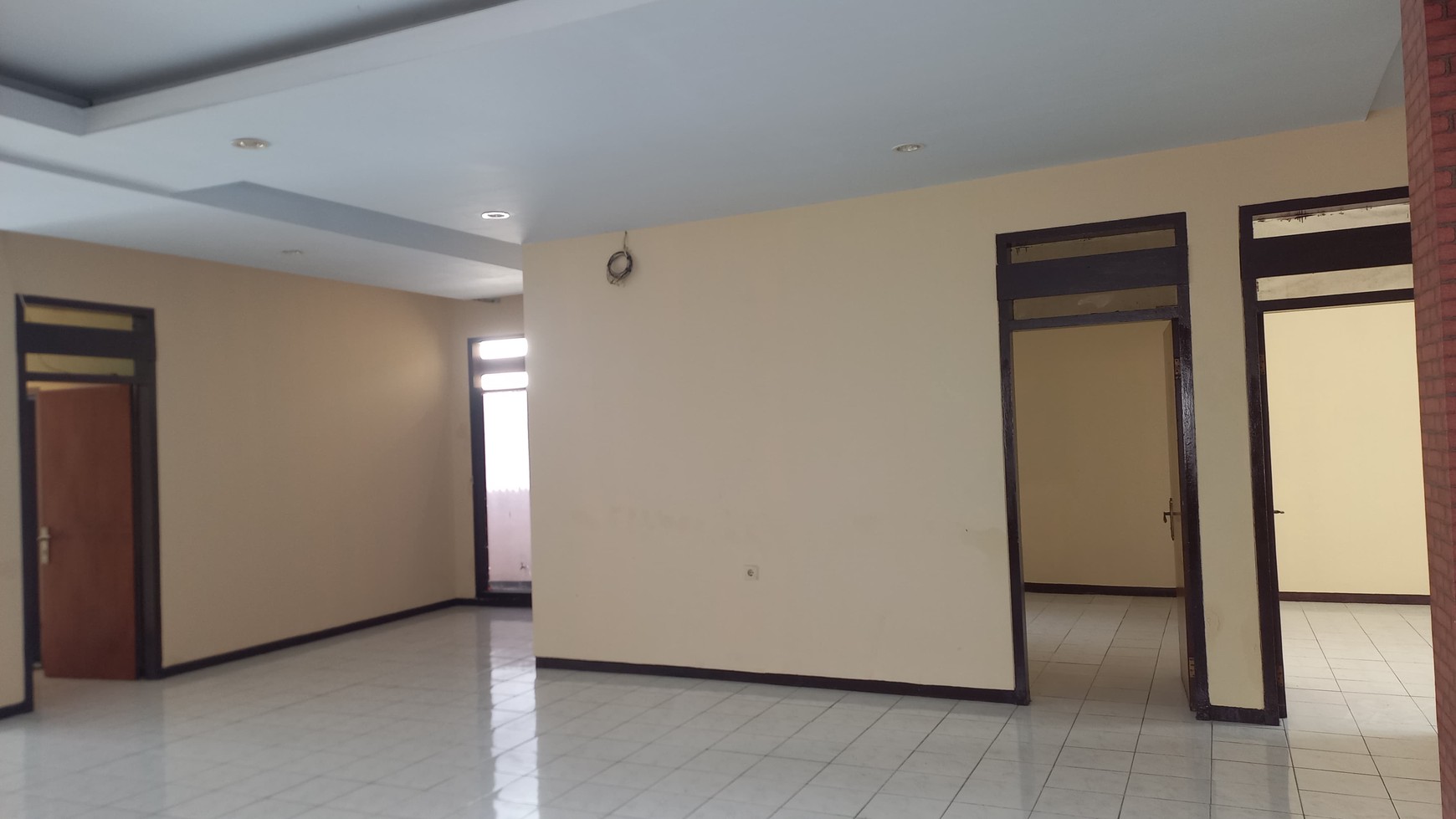 Rmh dg lokasi strategis , deket dg  jl pemuda raya, Rumah bisa untuk usaha , jalan depar lebar , bnyk usaha kuliner , dekat dg sekolah , lokasi di Rawamangun Jaktim... Shm. Bebas banjir