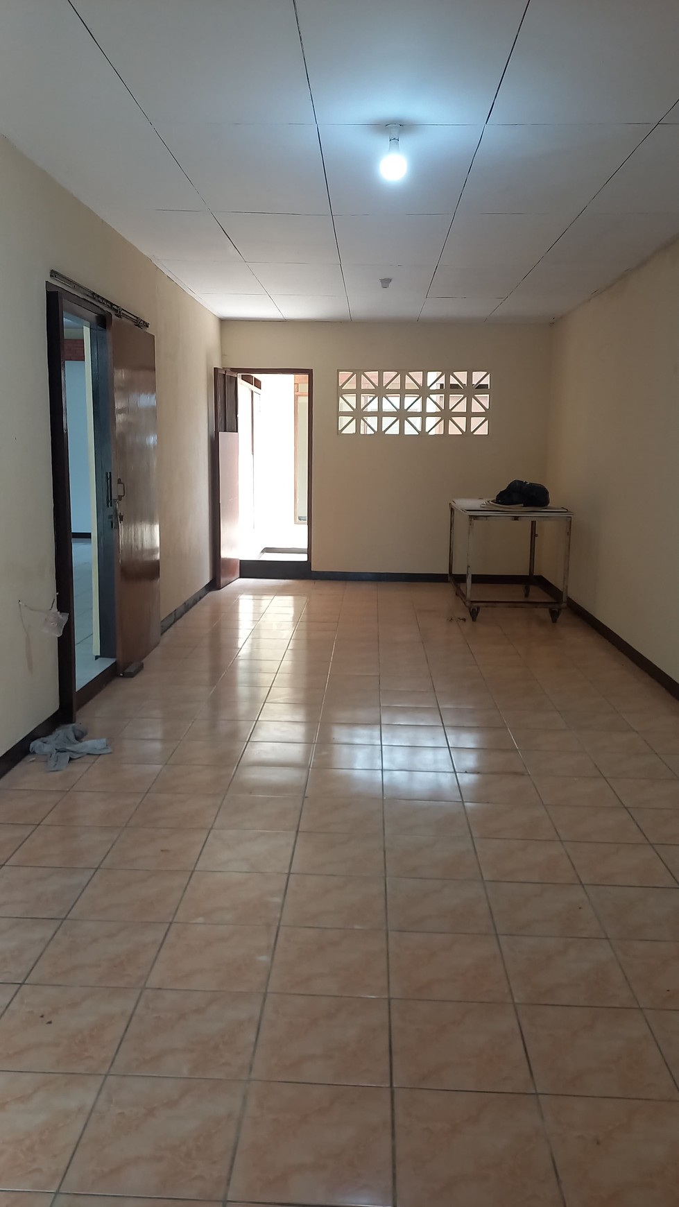 Rmh dg lokasi strategis , deket dg  jl pemuda raya, Rumah bisa untuk usaha , jalan depar lebar , bnyk usaha kuliner , dekat dg sekolah , lokasi di Rawamangun Jaktim... Shm. Bebas banjir