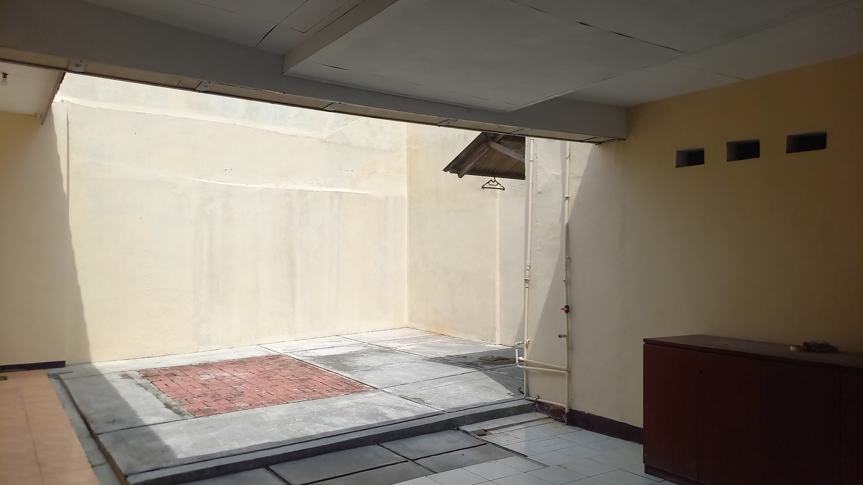 Rmh dg lokasi strategis , deket dg  jl pemuda raya, Rumah bisa untuk usaha , jalan depar lebar , bnyk usaha kuliner , dekat dg sekolah , lokasi di Rawamangun Jaktim... Shm. Bebas banjir