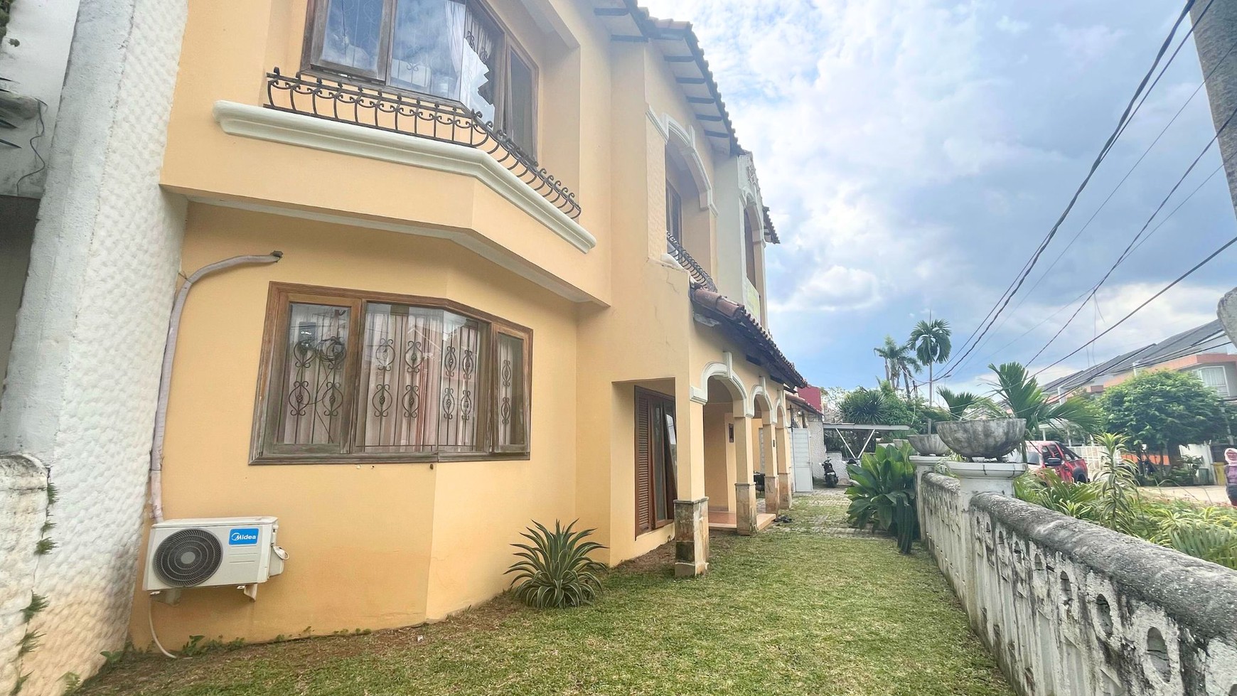 Rumah Luas & Fungsional di  Komplek Nyaman Cinere Berfasilitas Lap Tennis & SwimPool