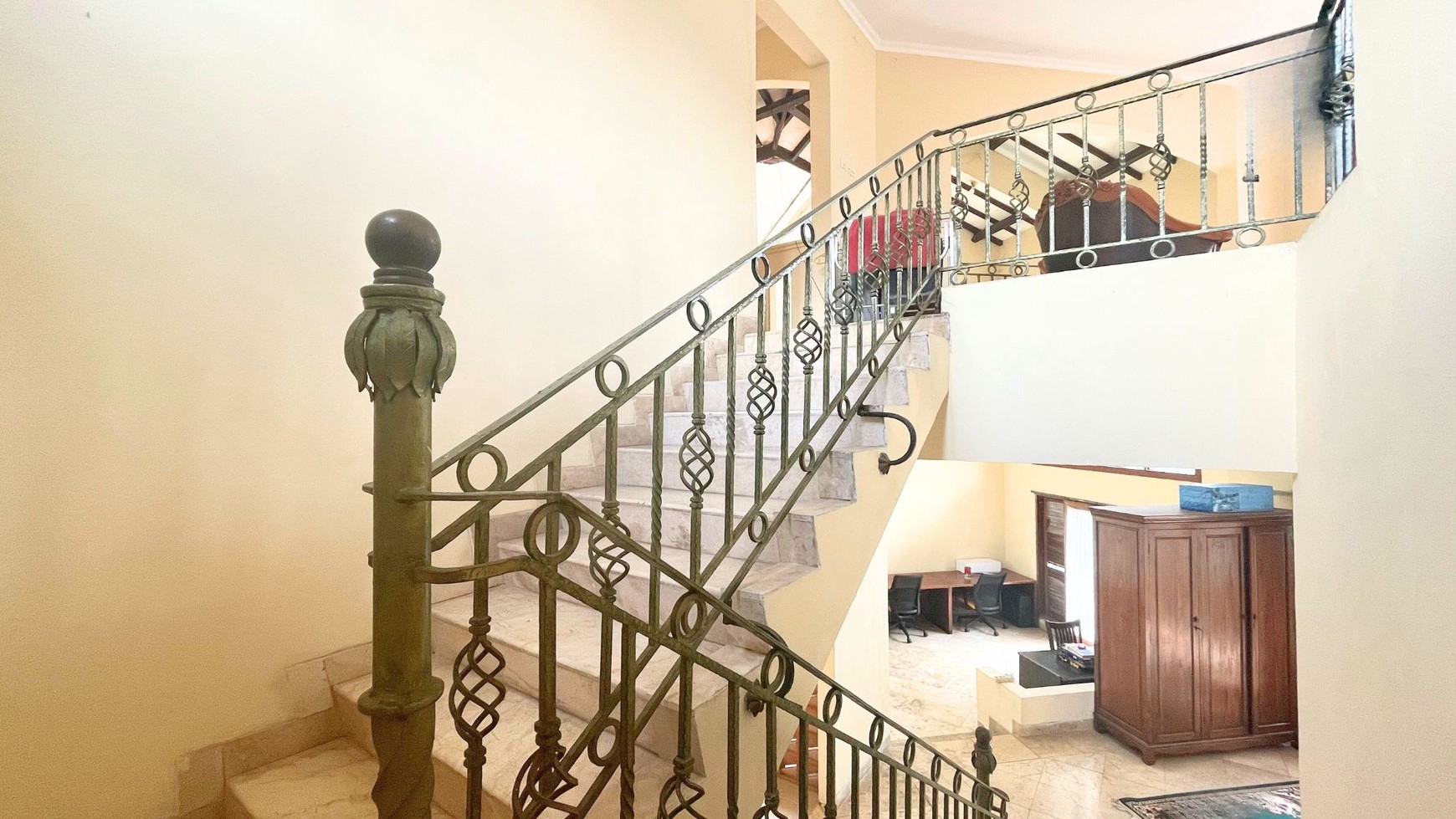 Rumah Luas & Fungsional di  Komplek Nyaman Cinere Berfasilitas Lap Tennis & SwimPool