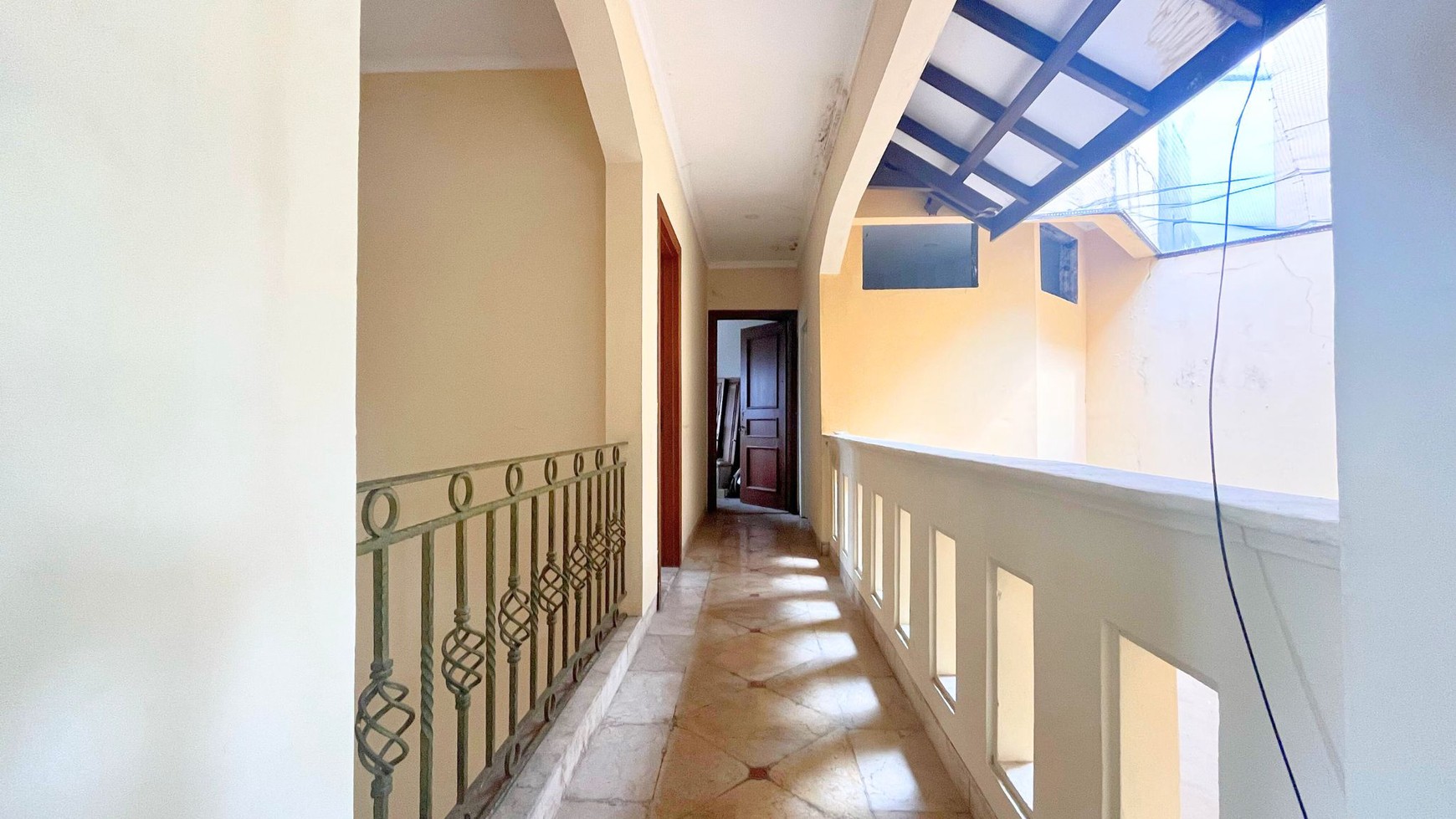 Rumah Luas & Fungsional di  Komplek Nyaman Cinere Berfasilitas Lap Tennis & SwimPool