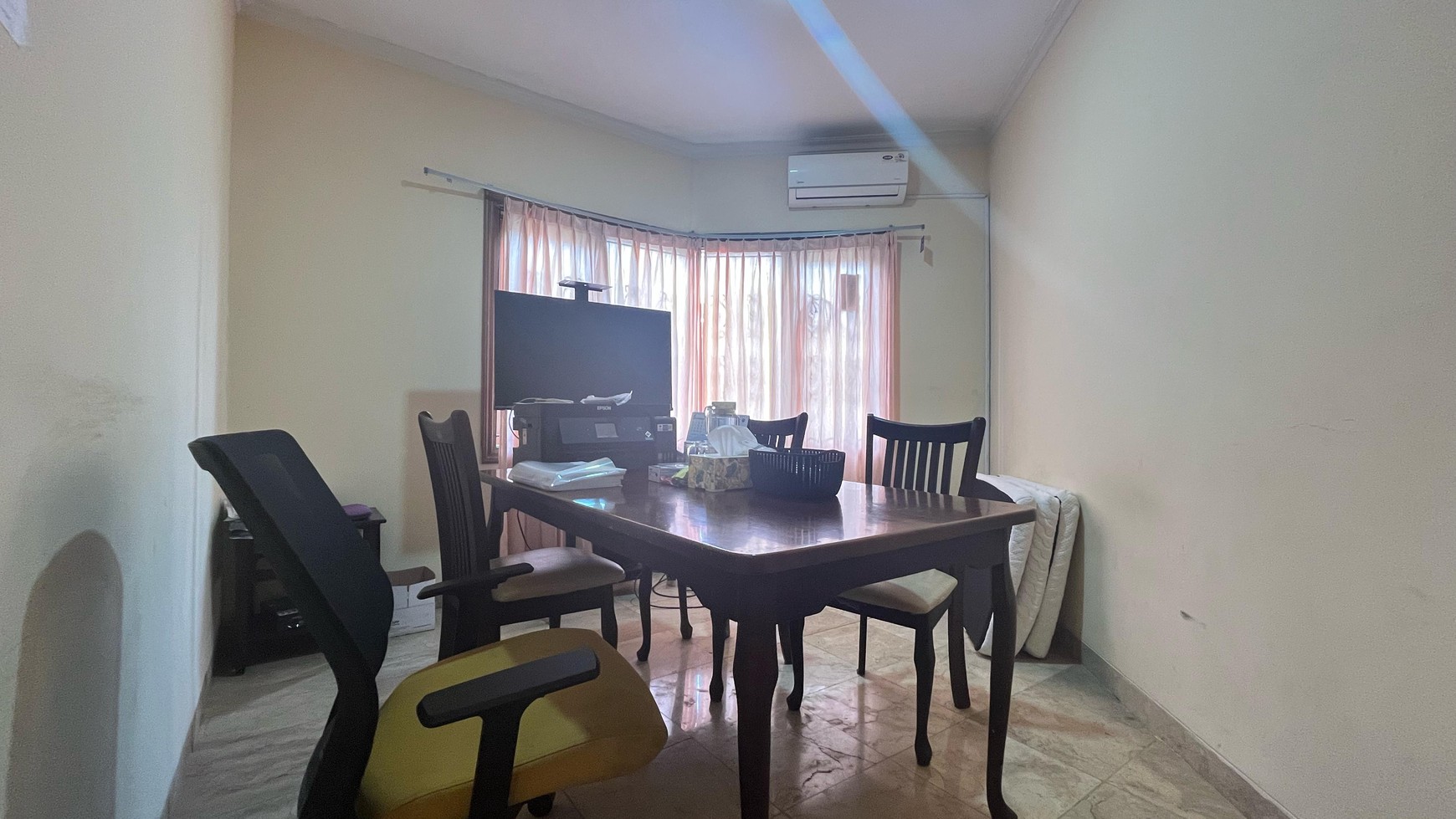 Rumah Luas & Fungsional di  Komplek Nyaman Cinere Berfasilitas Lap Tennis & SwimPool