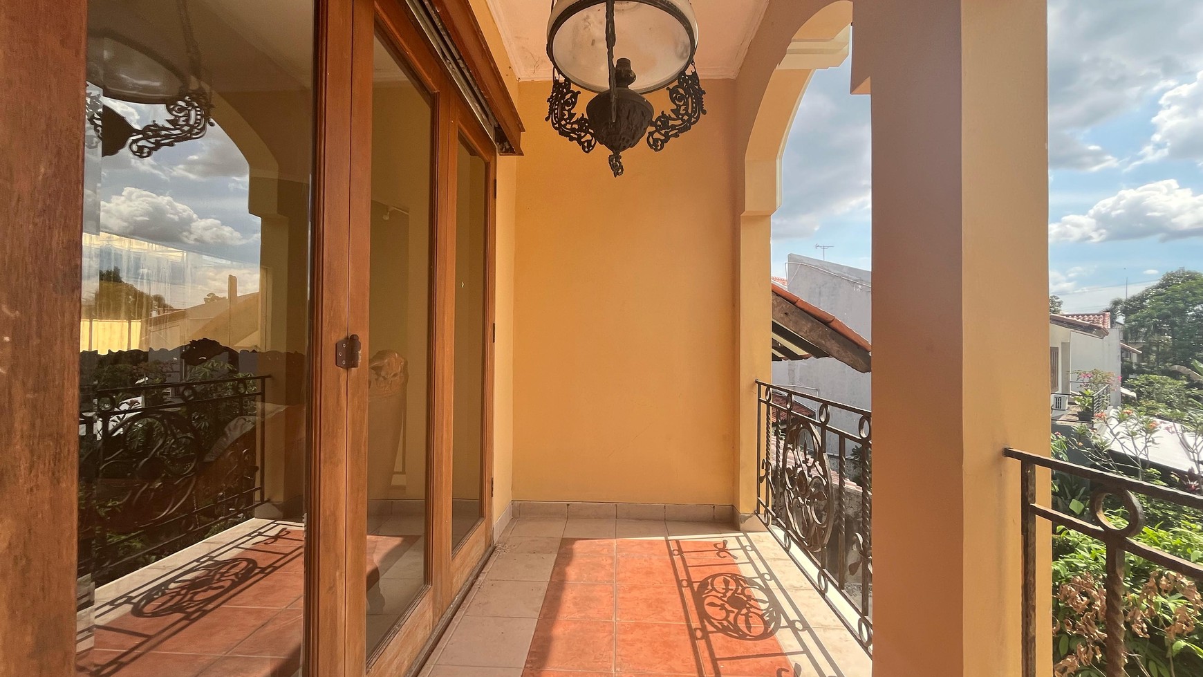 Rumah Luas & Fungsional di  Komplek Nyaman Cinere Berfasilitas Lap Tennis & SwimPool