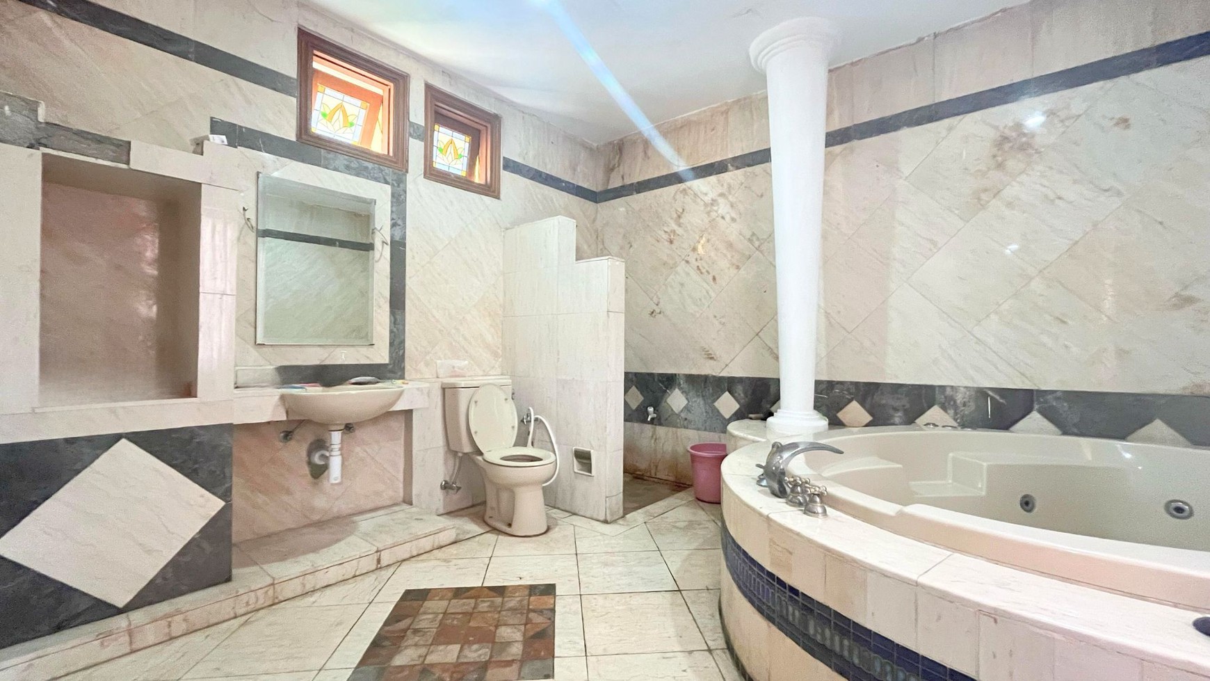 Rumah Luas & Fungsional di  Komplek Nyaman Cinere Berfasilitas Lap Tennis & SwimPool