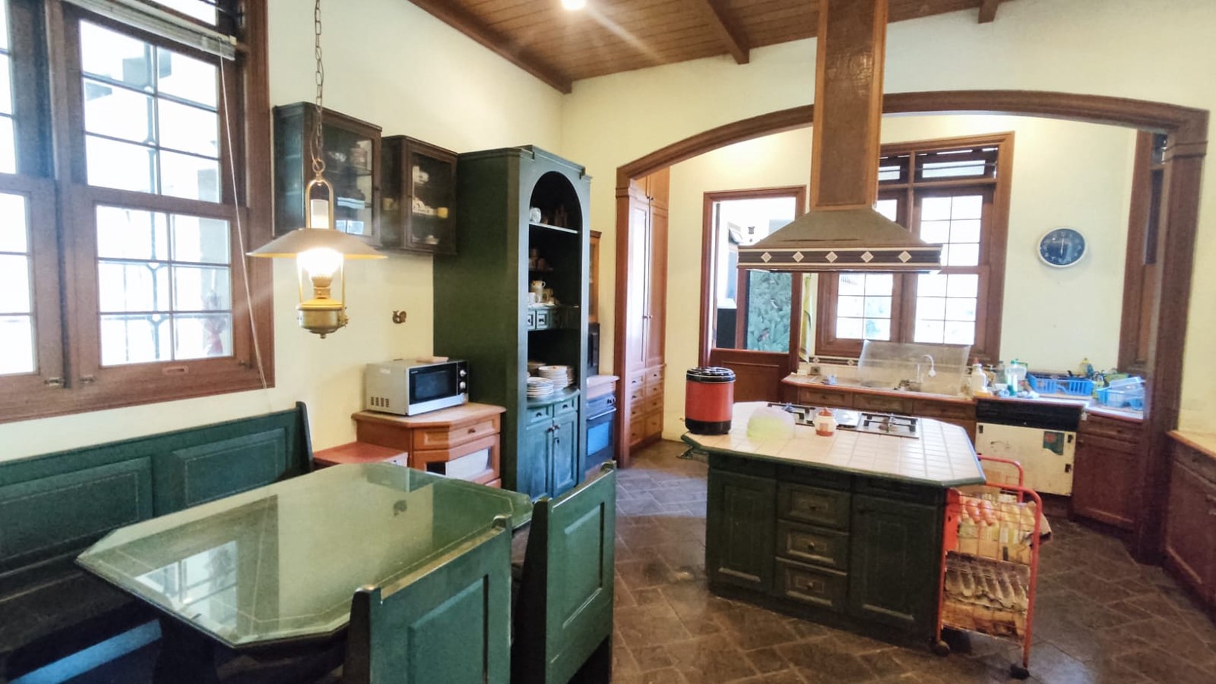 DIJUAL CEPAT! Rumah Classic European Style, Cantik, Terawat di Villa Cinere Mas