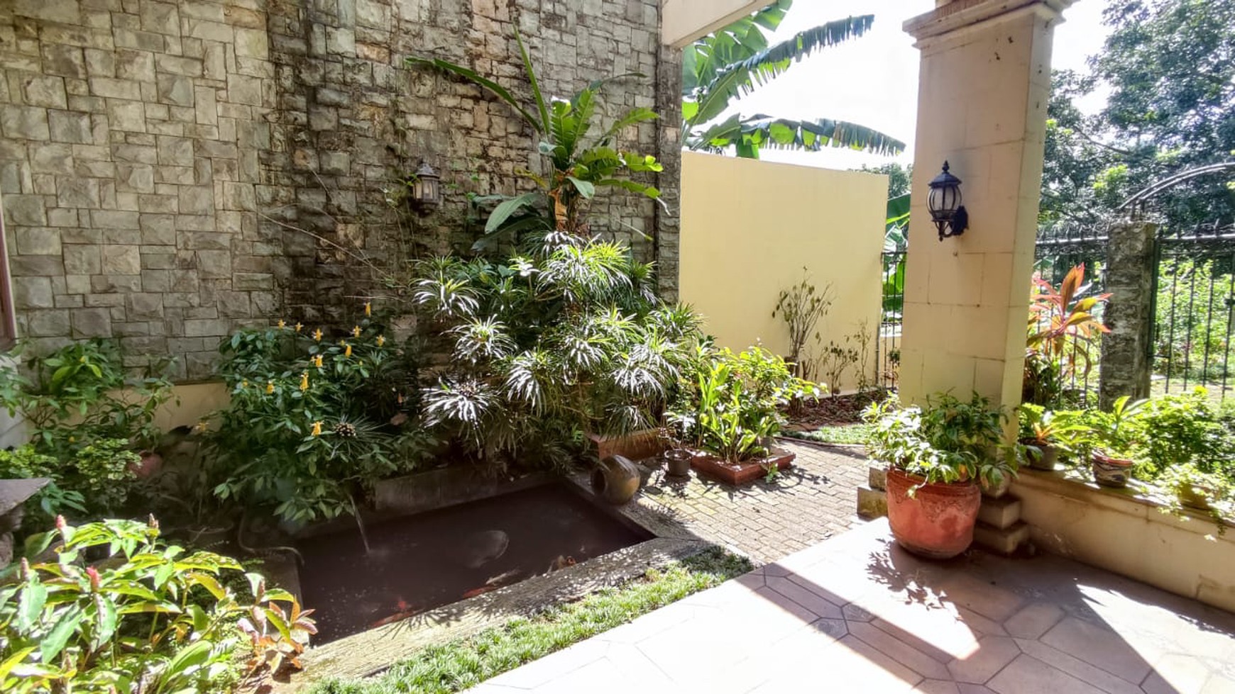 DIJUAL CEPAT! Rumah Classic European Style, Cantik, Terawat di Villa Cinere Mas