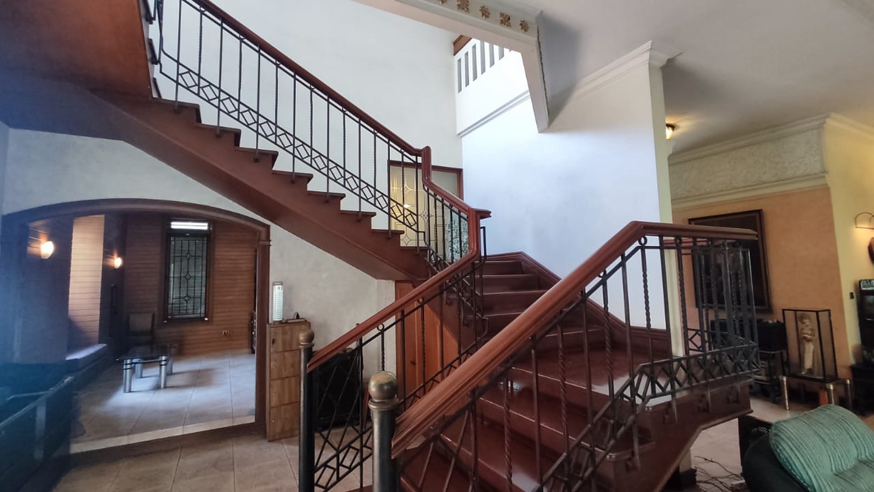 DIJUAL CEPAT! Rumah Classic European Style, Cantik, Terawat di Villa Cinere Mas