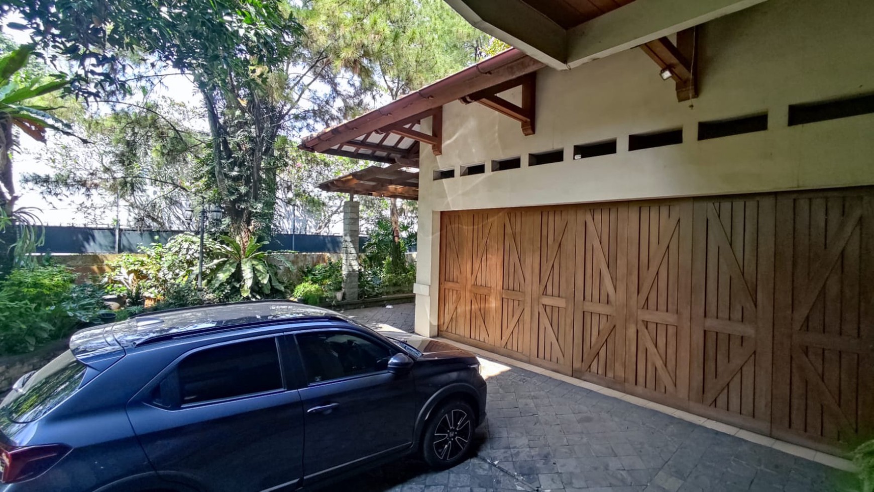 DIJUAL CEPAT! Rumah Classic European Style, Cantik, Terawat di Villa Cinere Mas