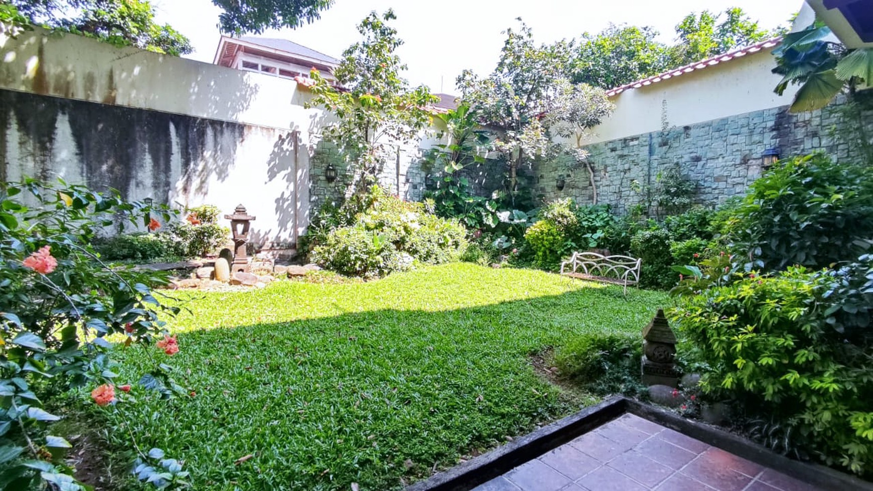 DIJUAL CEPAT! Rumah Classic European Style, Cantik, Terawat di Villa Cinere Mas