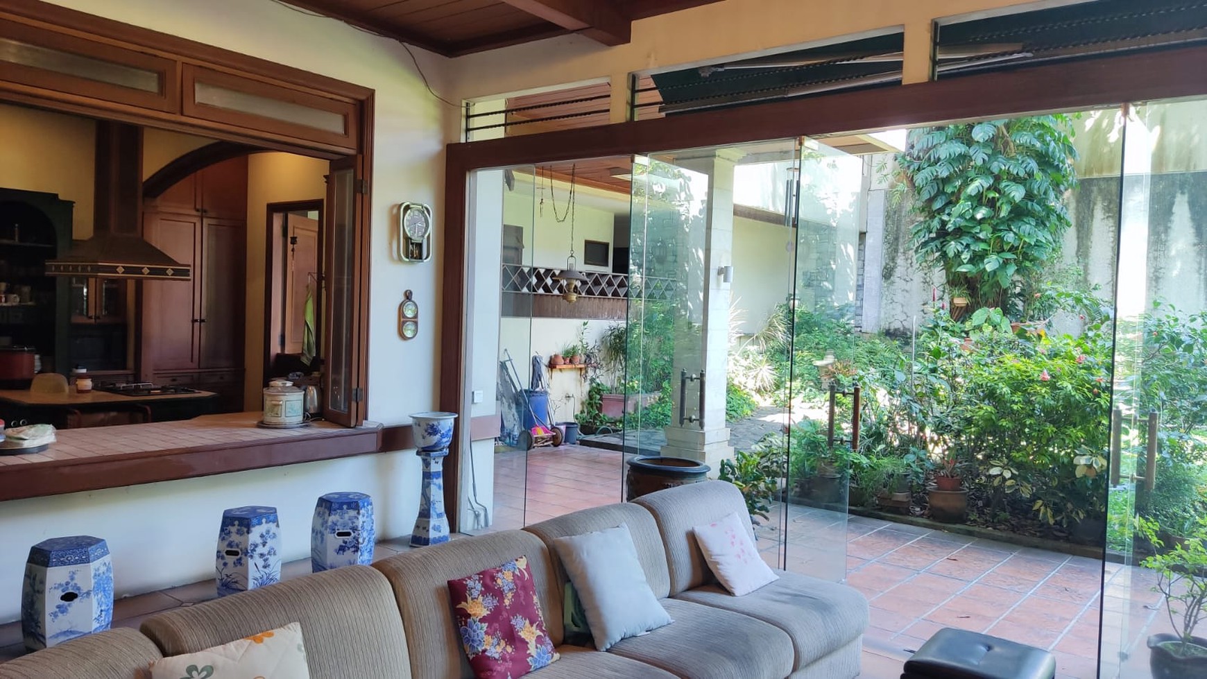 DIJUAL CEPAT! Rumah Classic European Style, Cantik, Terawat di Villa Cinere Mas