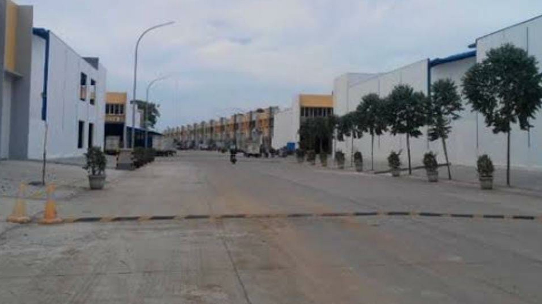 Gudang di Kawasan Pergudangan dan Industri Daan Mogot.