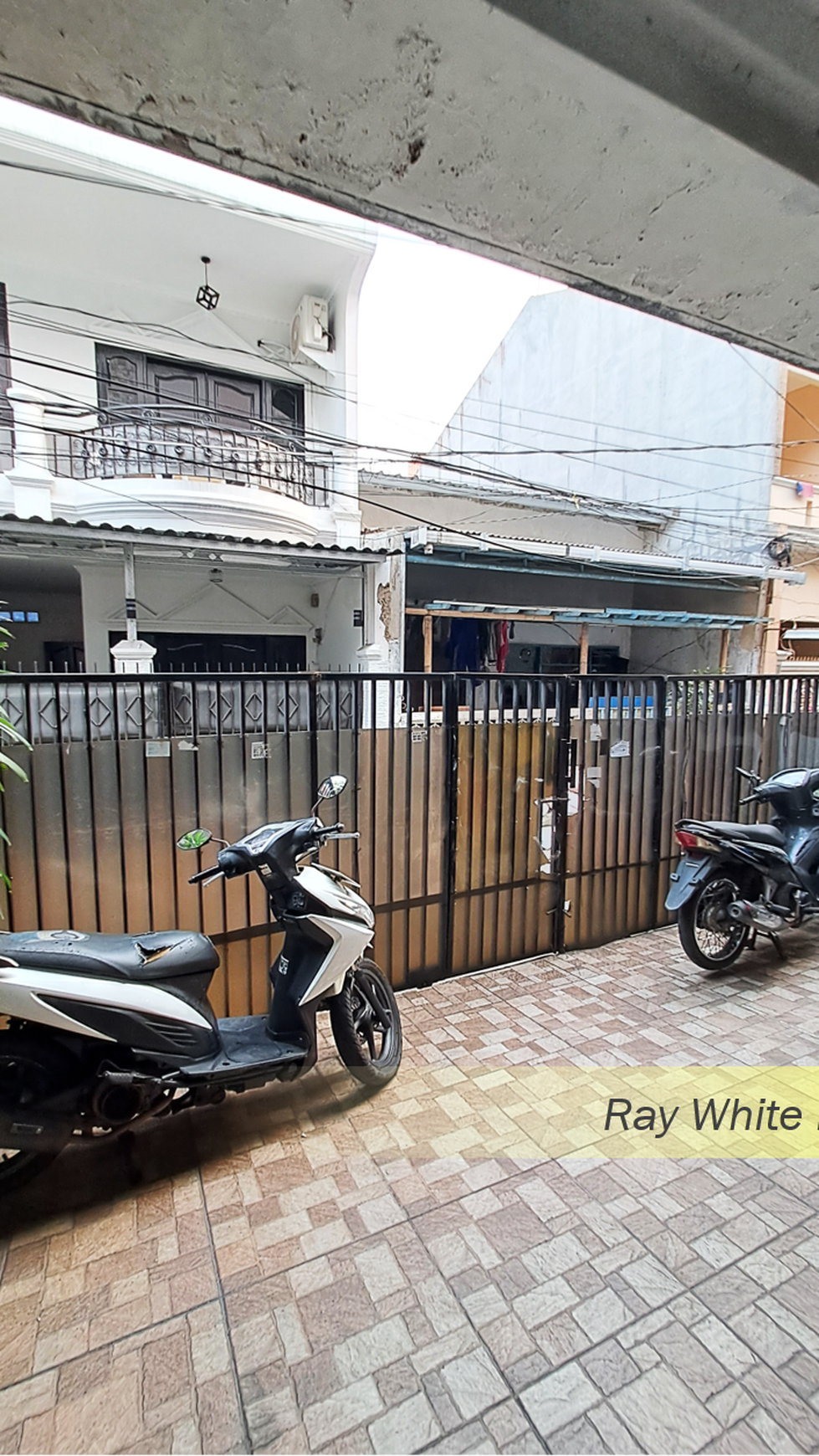 Rumah Kost 22 Kamar 3 Lantai Lokasi Strategis di Tanjung Duren - Jakarta Barat