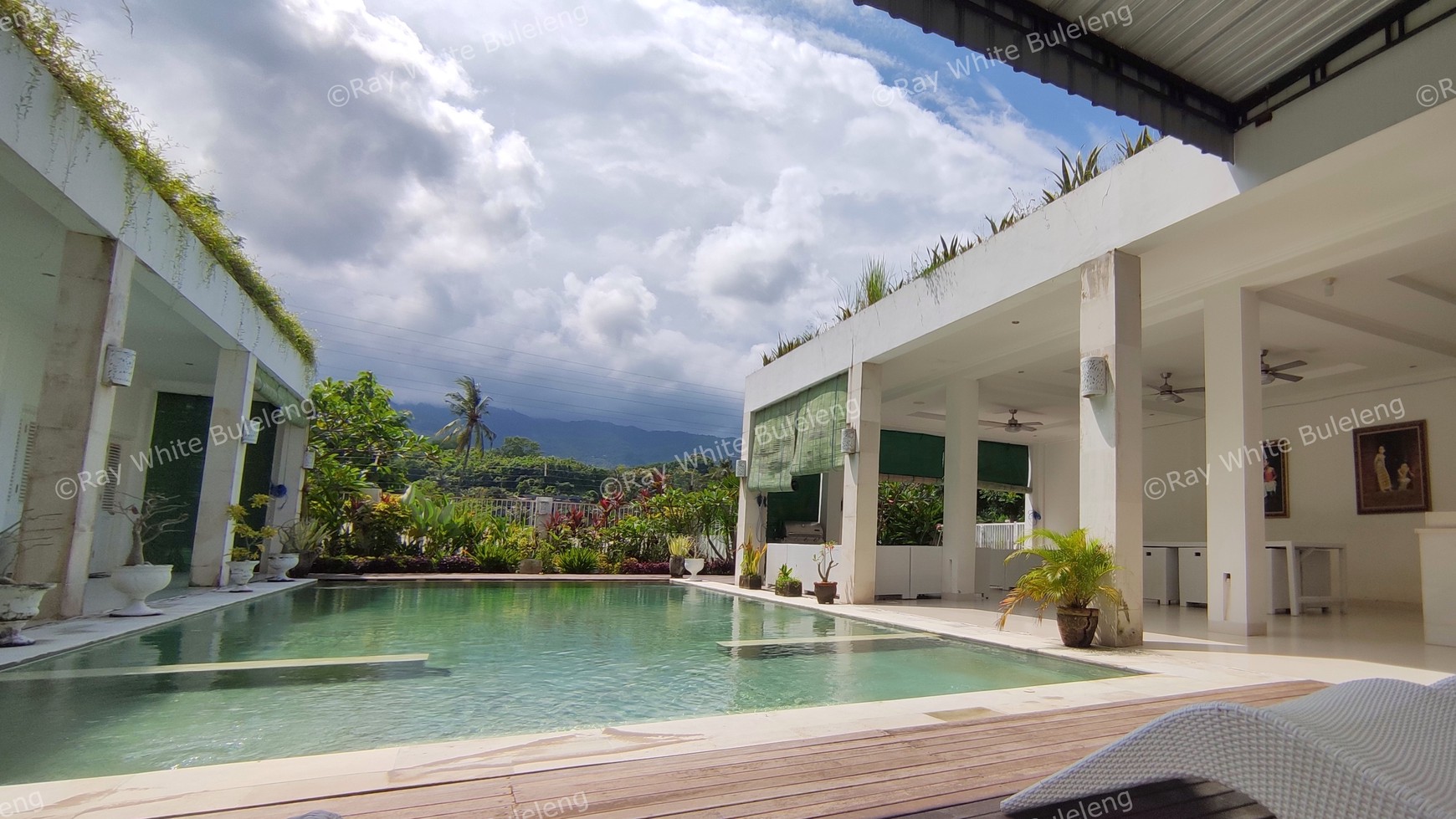 FREEHOLD VILLA IN LOVINA AREA