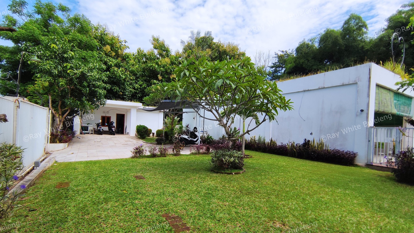 FREEHOLD VILLA IN LOVINA AREA