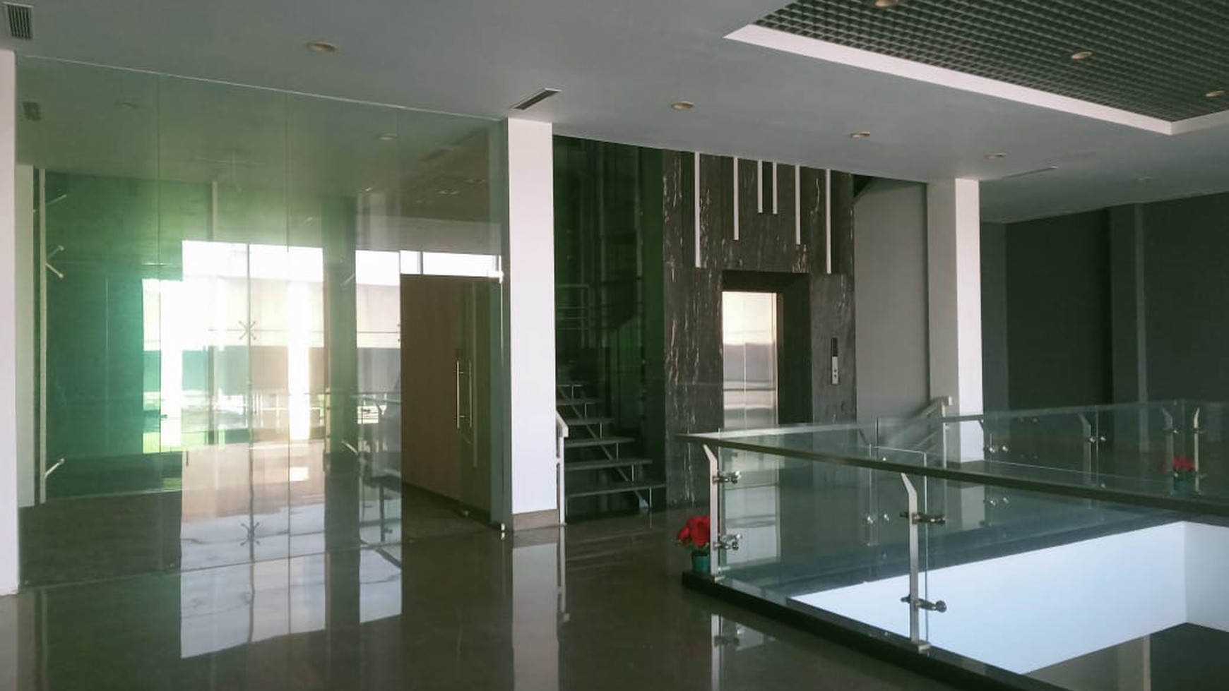 Dijual Gedung 4 lantai, lokasi sangat strategis