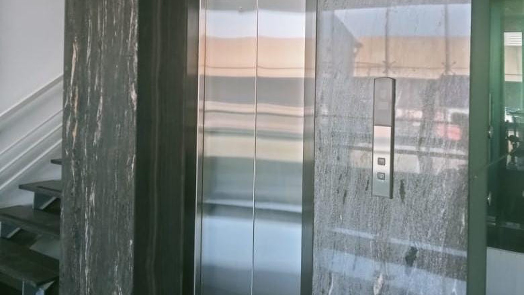 Dijual Gedung 4 lantai, lokasi sangat strategis