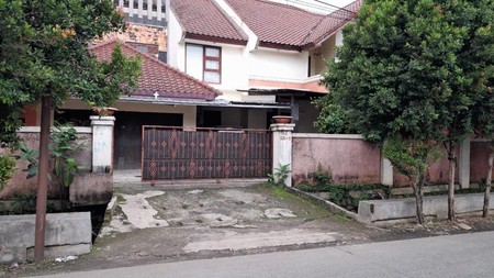 DIJUAL RUMAH 2 LANTAI LOKASI SANGAT STRATEGIS DI SELATAN JAKARTA.