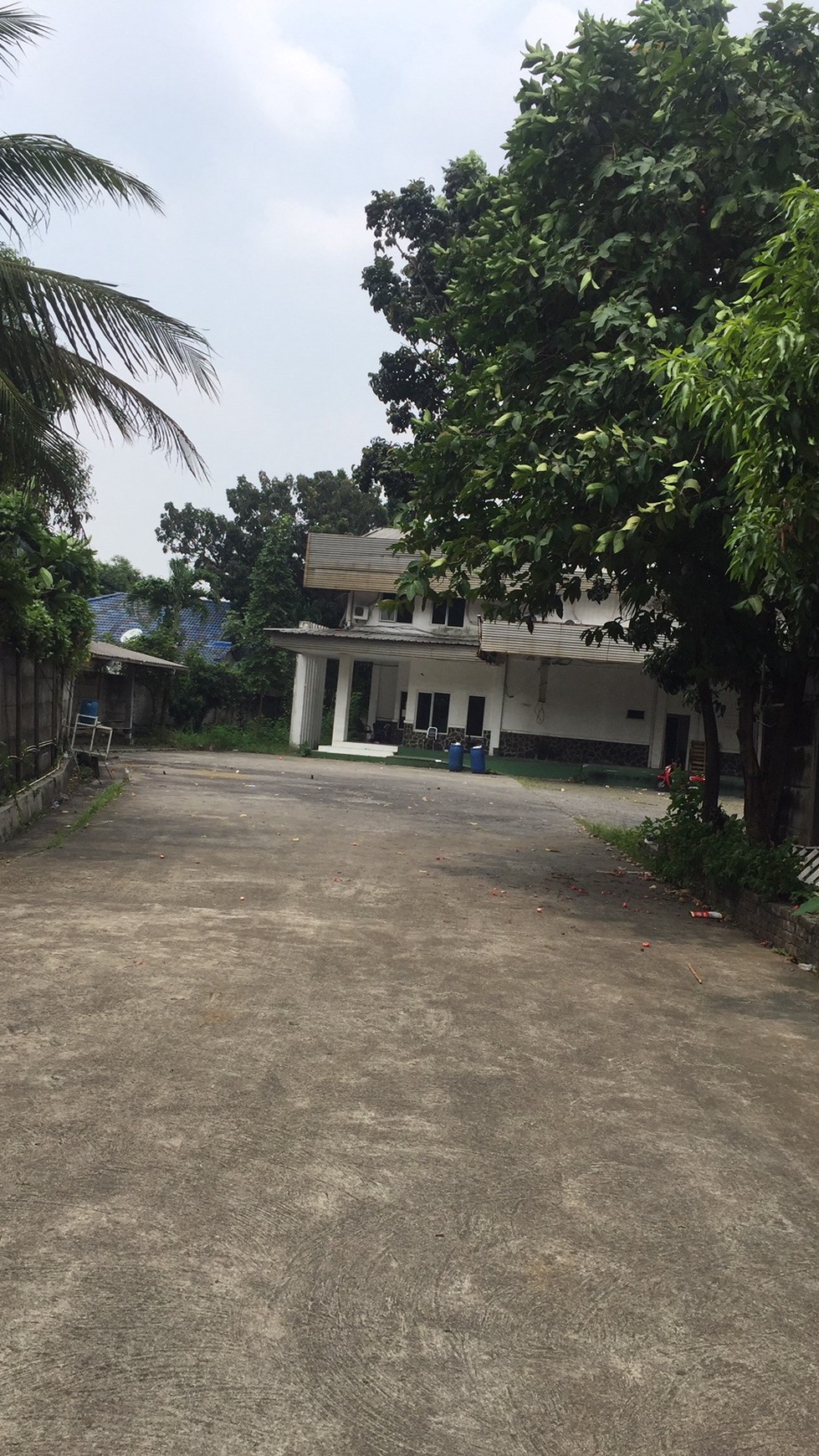 Disewakan Tanah dan  bangunan Pinggir jalan Raya di Bintaro 