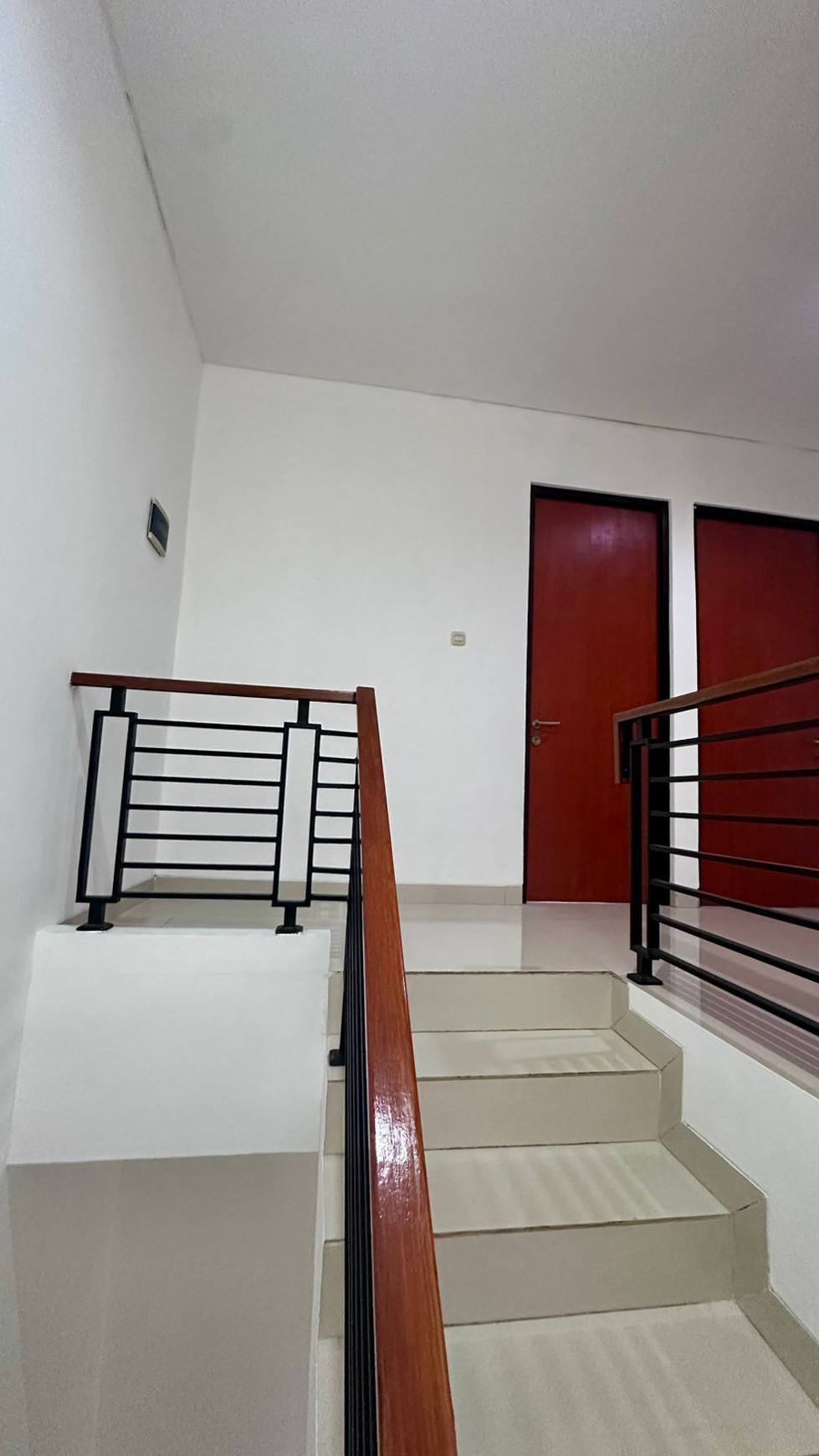 Rumah Bagus, Semi Furnished Dalam Cluster di Jombang