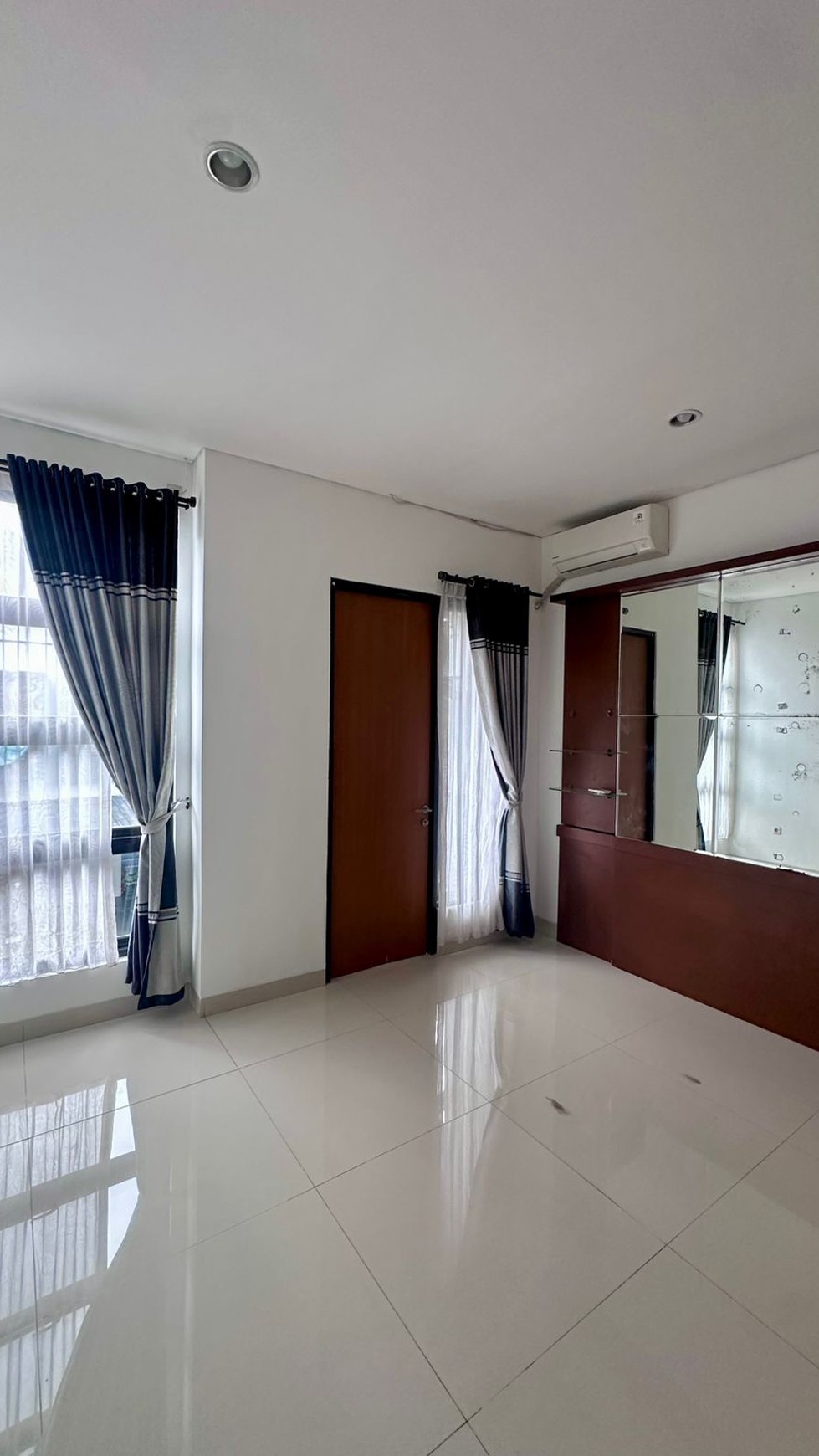 Rumah Bagus, Semi Furnished Dalam Cluster di Jombang