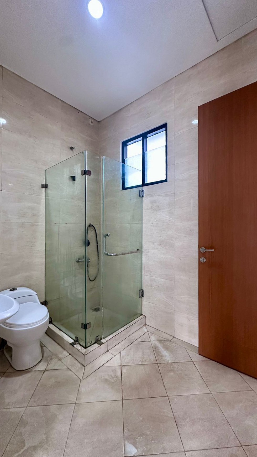 Rumah Bagus, Semi Furnished Dalam Cluster di Jombang