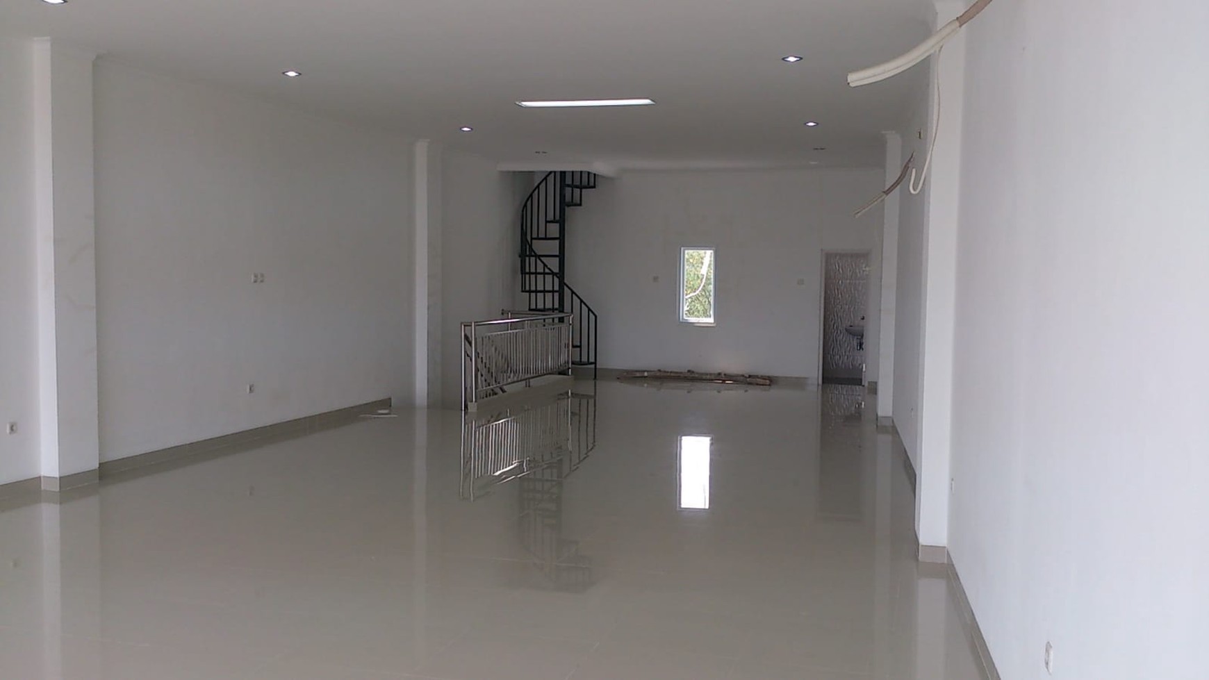 DIJUAL RUANG KANTOR 2.5 LANTAI LOKASI SANGAT STRATEGIS DI SELATAN JAKARTA.