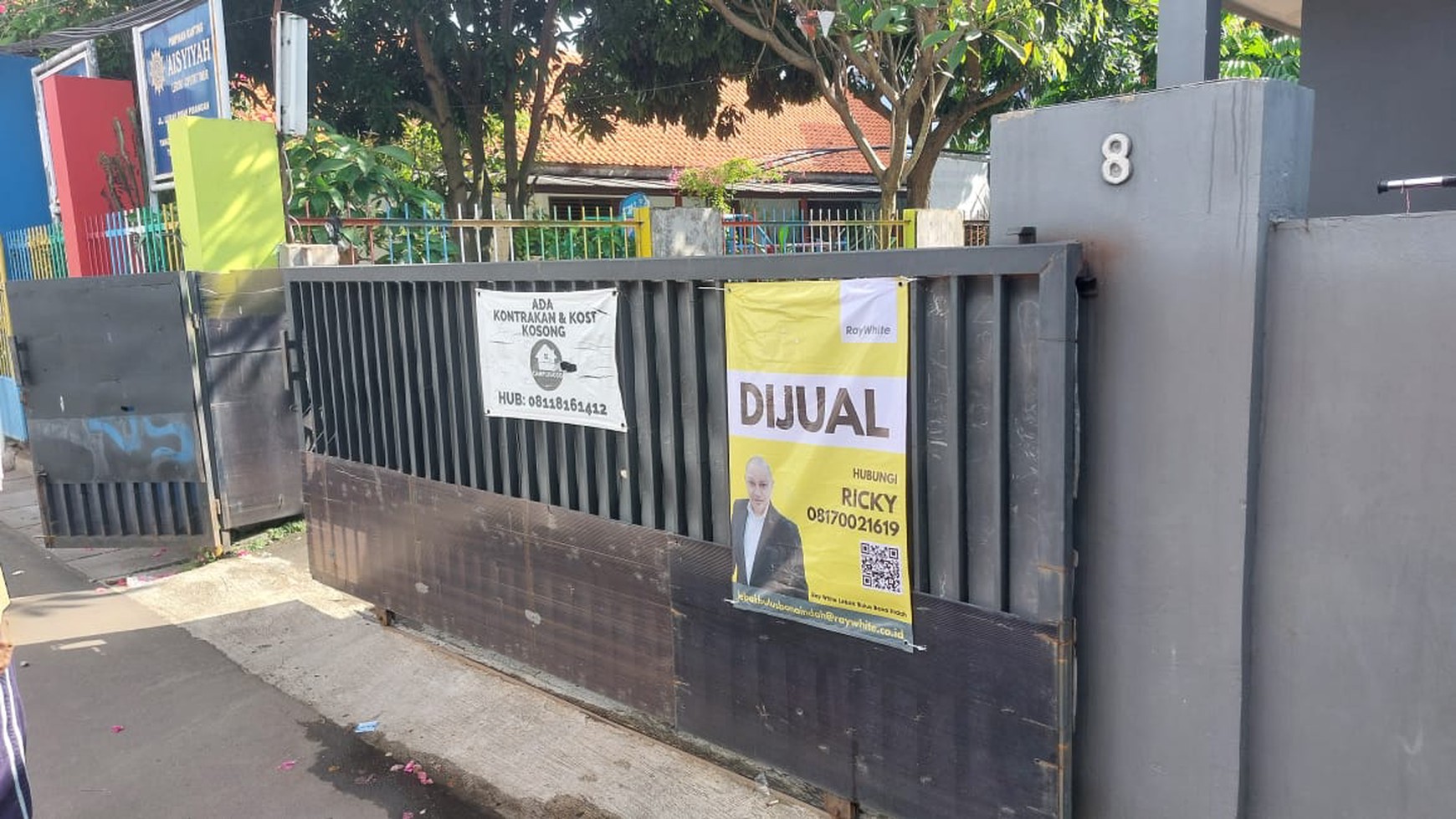 Dijual tanah beserta Rumah kost dgn 32 kamar di Cirendeu