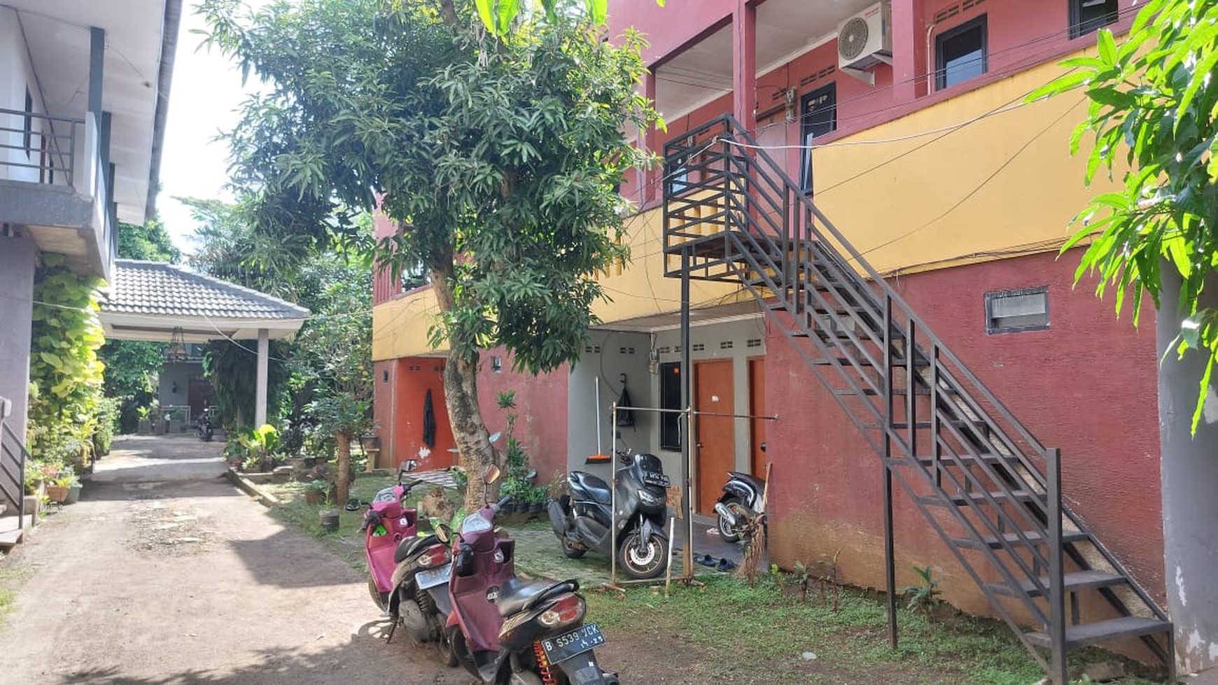 Dijual tanah beserta Rumah kost dgn 32 kamar di Cirendeu
