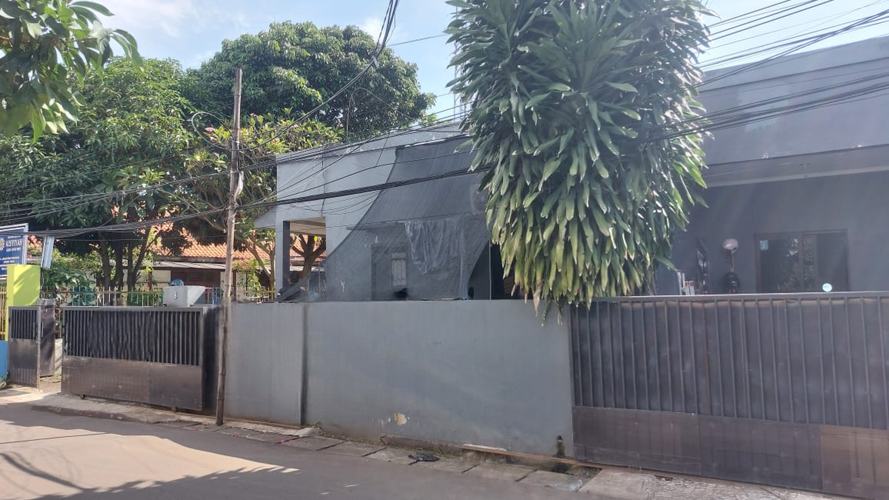Dijual tanah beserta Rumah kost dgn 32 kamar di Cirendeu