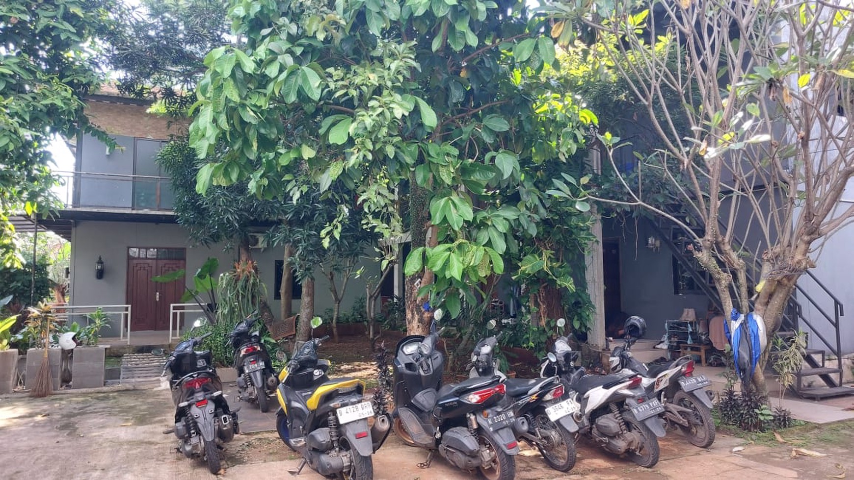 Dijual tanah beserta Rumah kost dgn 32 kamar di Cirendeu