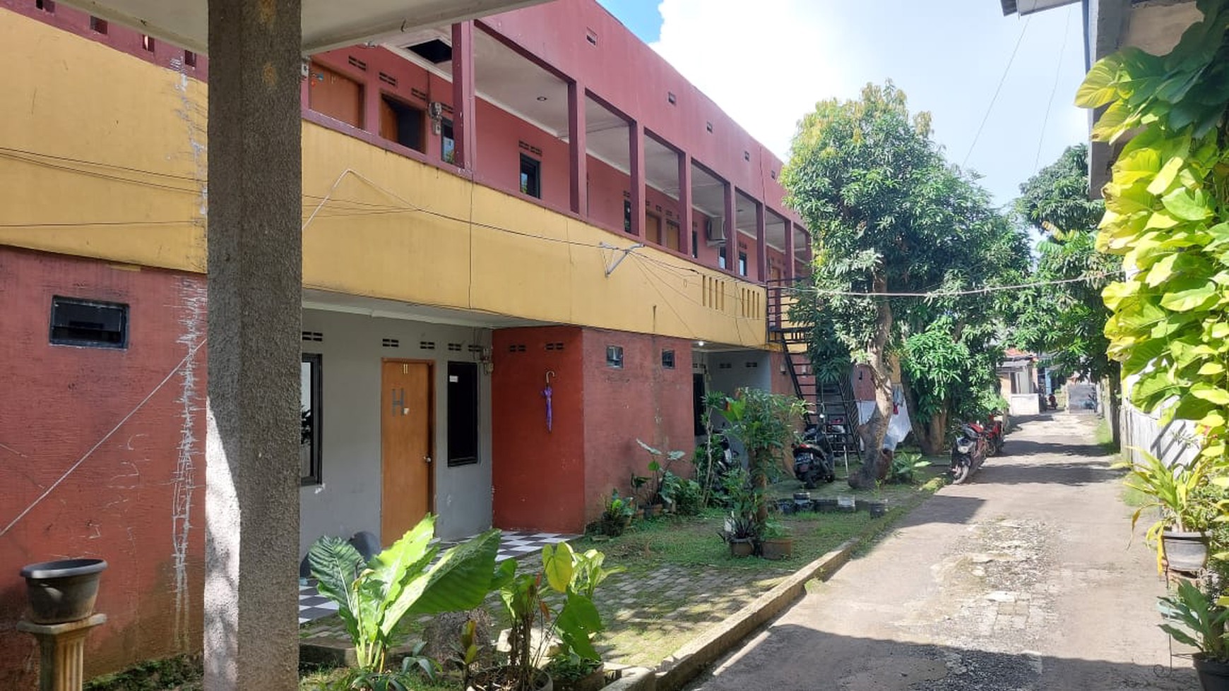 Dijual tanah beserta Rumah kost dgn 32 kamar di Cirendeu