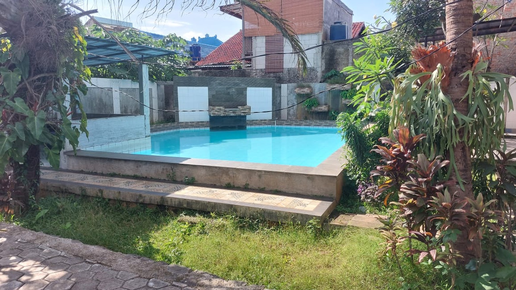 Dijual tanah beserta Rumah kost dgn 32 kamar di Cirendeu