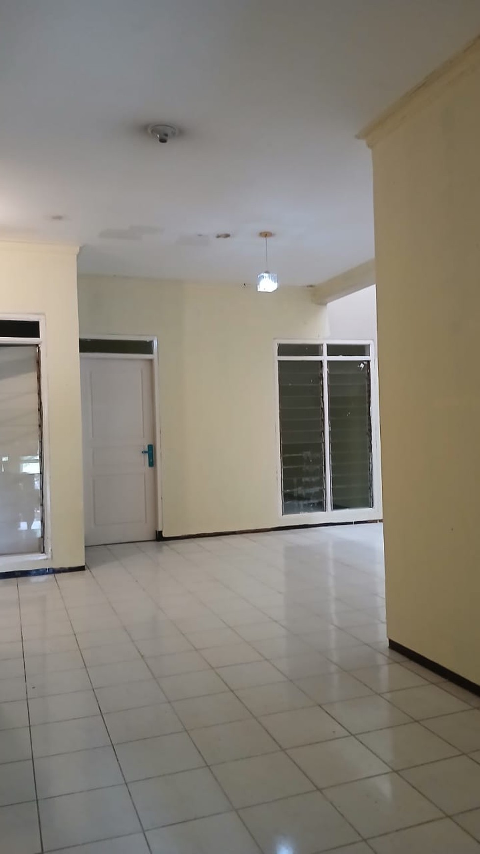 DIJUAL Rumah di Lokasi tenang dan nyaman Taman Kedoya Baru Jakarta Barat
