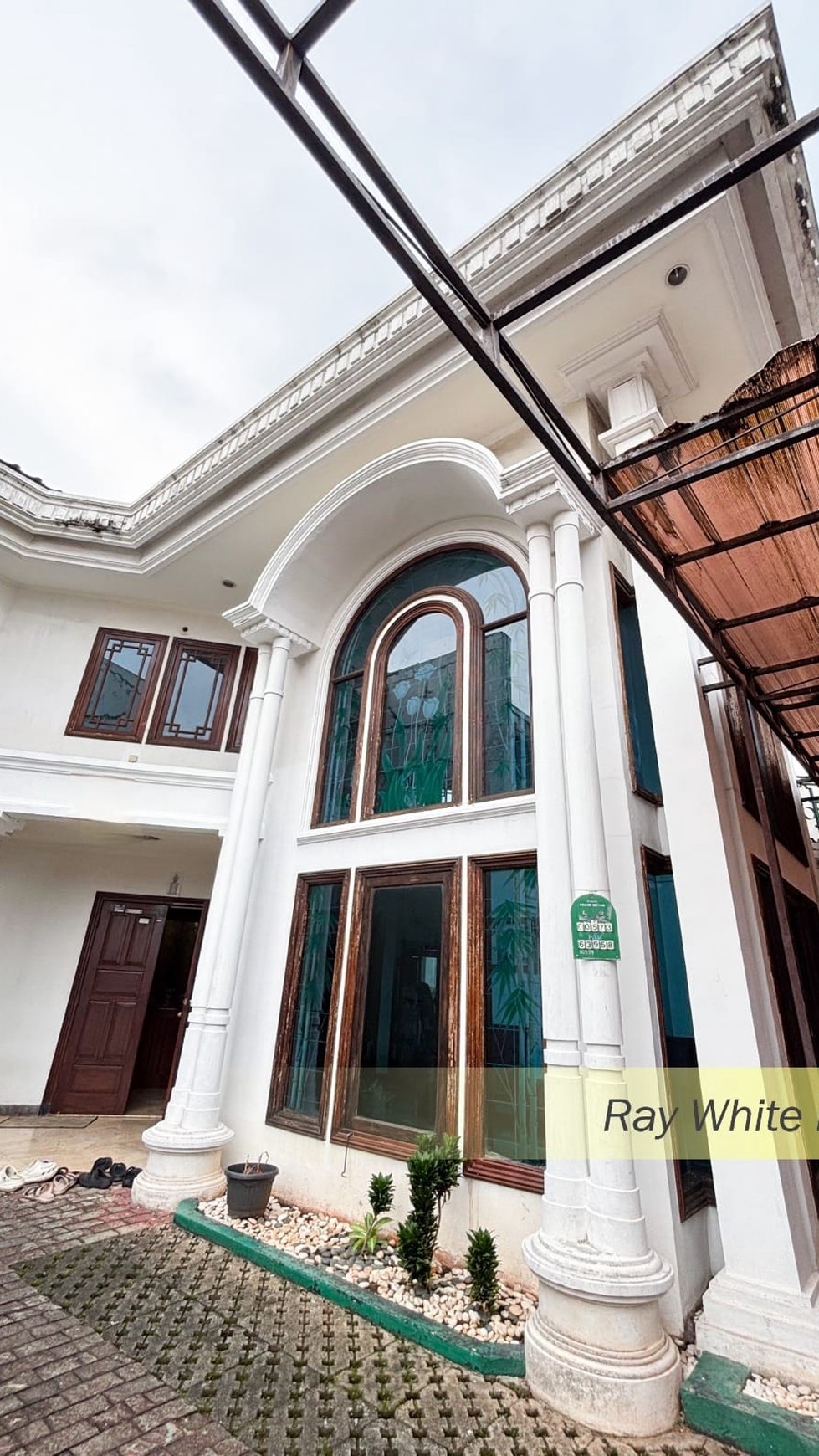 RUMAH SEMI FURNISH DALAM TOWN HOUSE DI KEBAYORAN LAMA, JAKARTA SELATAN