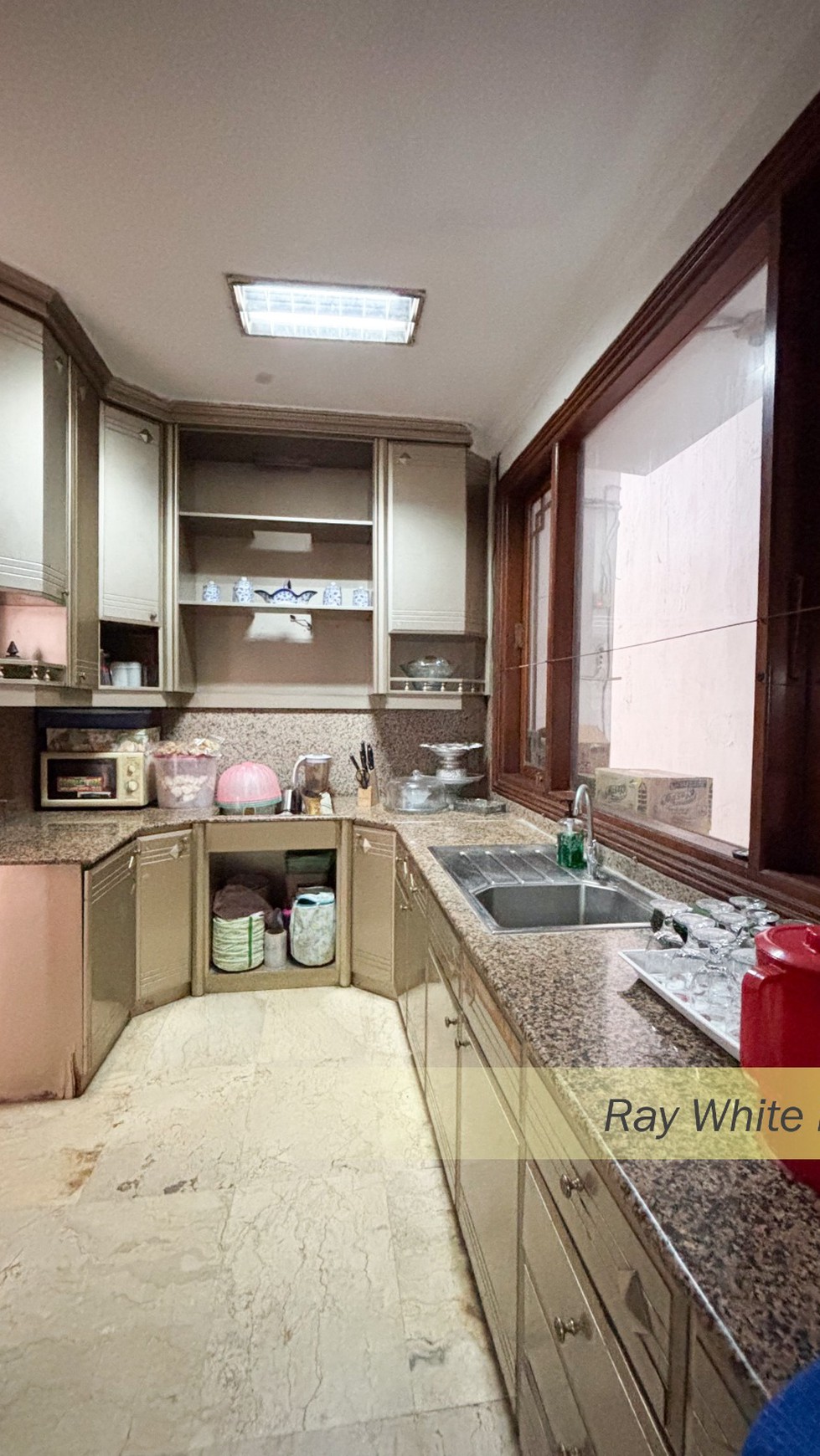 RUMAH SEMI FURNISH DALAM TOWN HOUSE DI KEBAYORAN LAMA, JAKARTA SELATAN