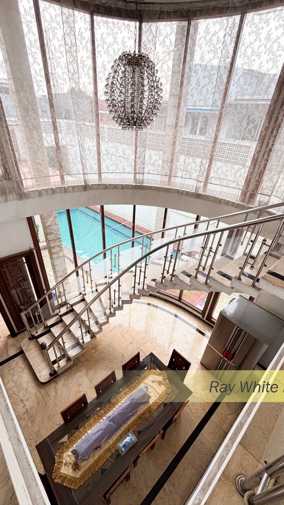 RUMAH SEMI FURNISH DALAM TOWN HOUSE DI KEBAYORAN LAMA, JAKARTA SELATAN