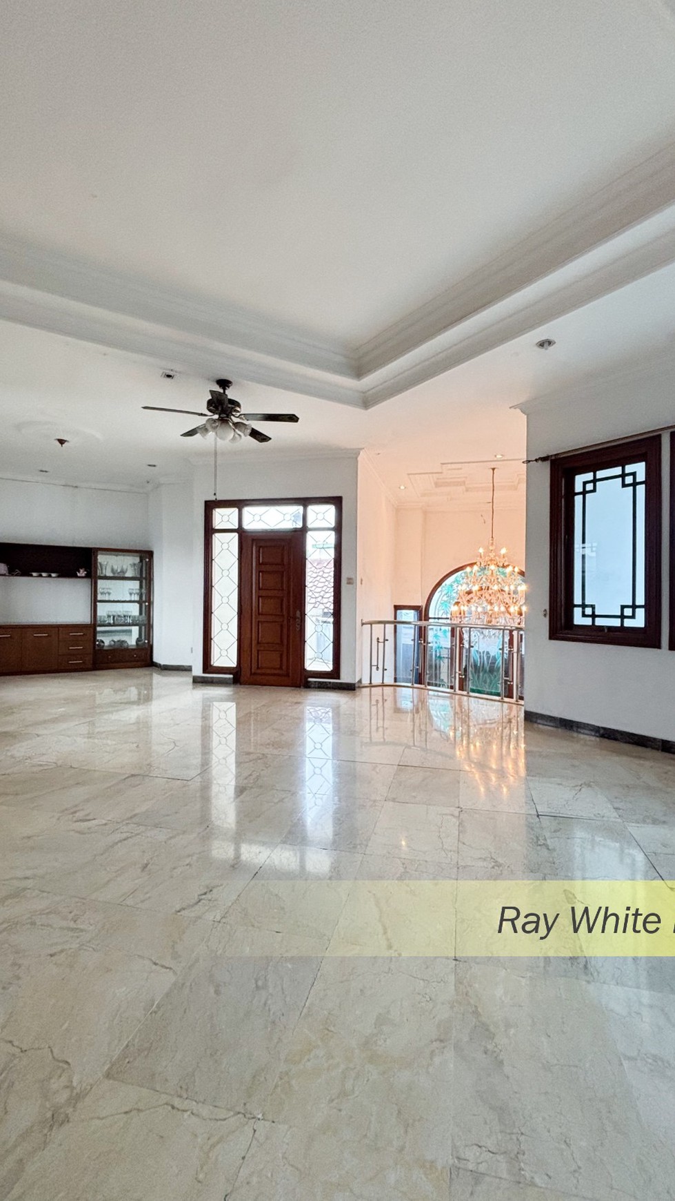 RUMAH SEMI FURNISH DALAM TOWN HOUSE DI KEBAYORAN LAMA, JAKARTA SELATAN