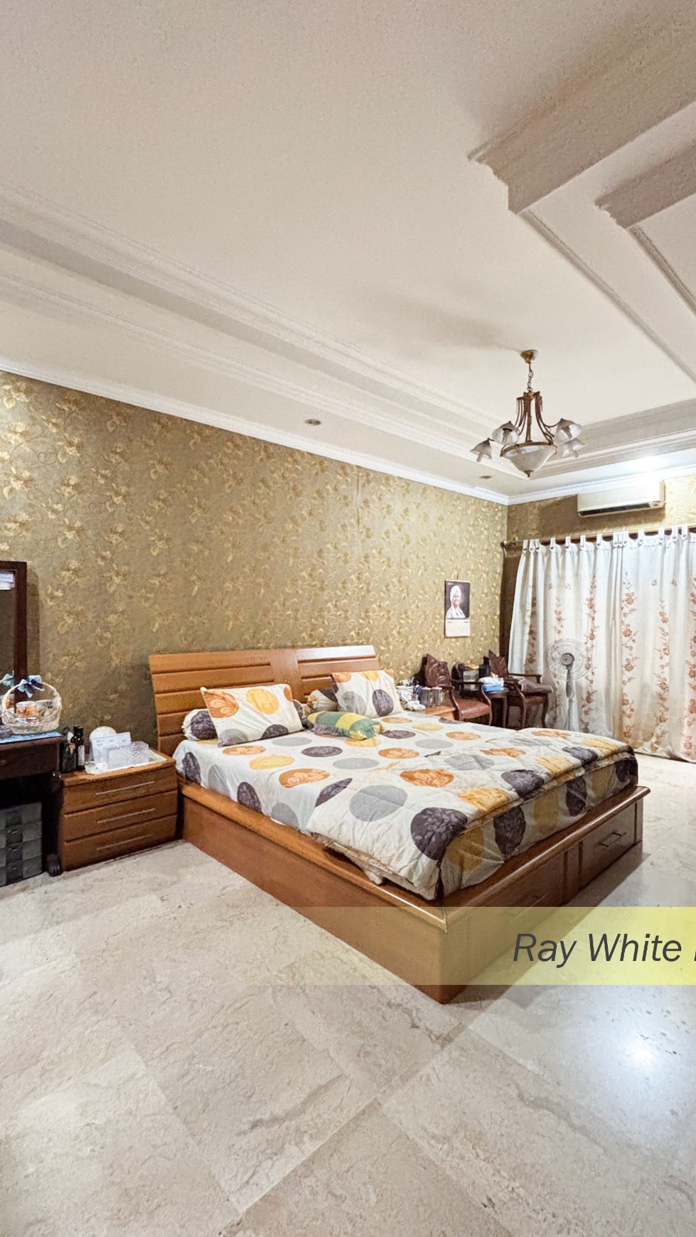 RUMAH SEMI FURNISH DALAM TOWN HOUSE DI KEBAYORAN LAMA, JAKARTA SELATAN