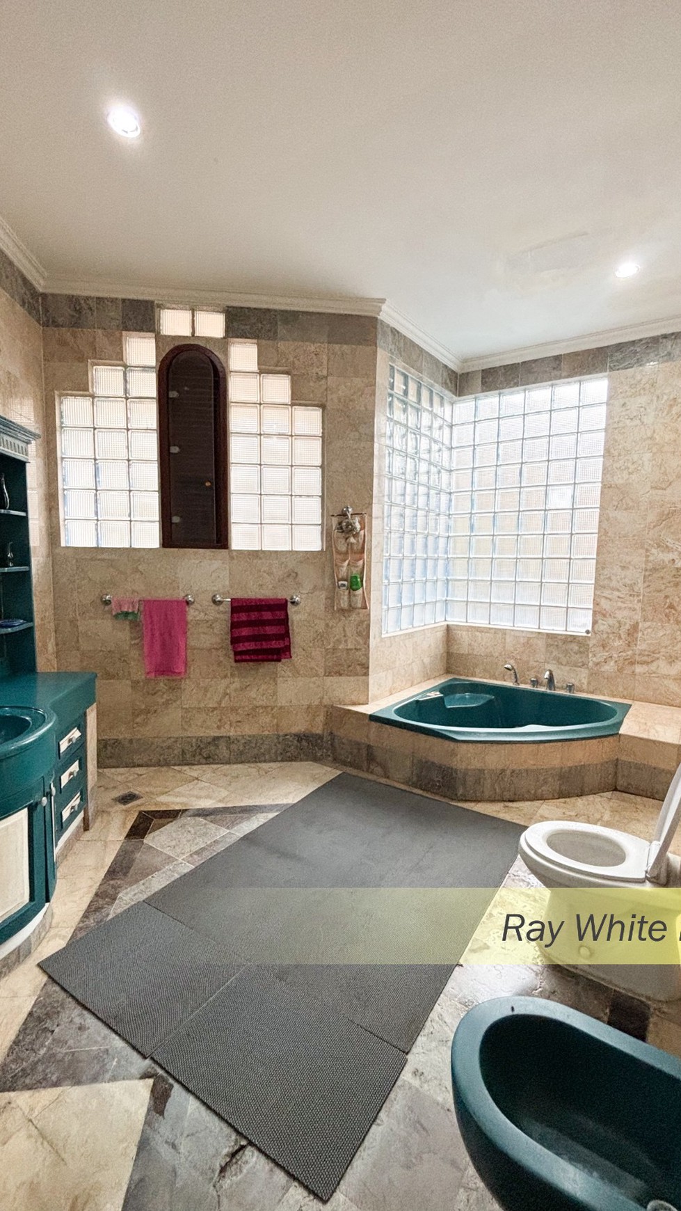 RUMAH SEMI FURNISH DALAM TOWN HOUSE DI KEBAYORAN LAMA, JAKARTA SELATAN