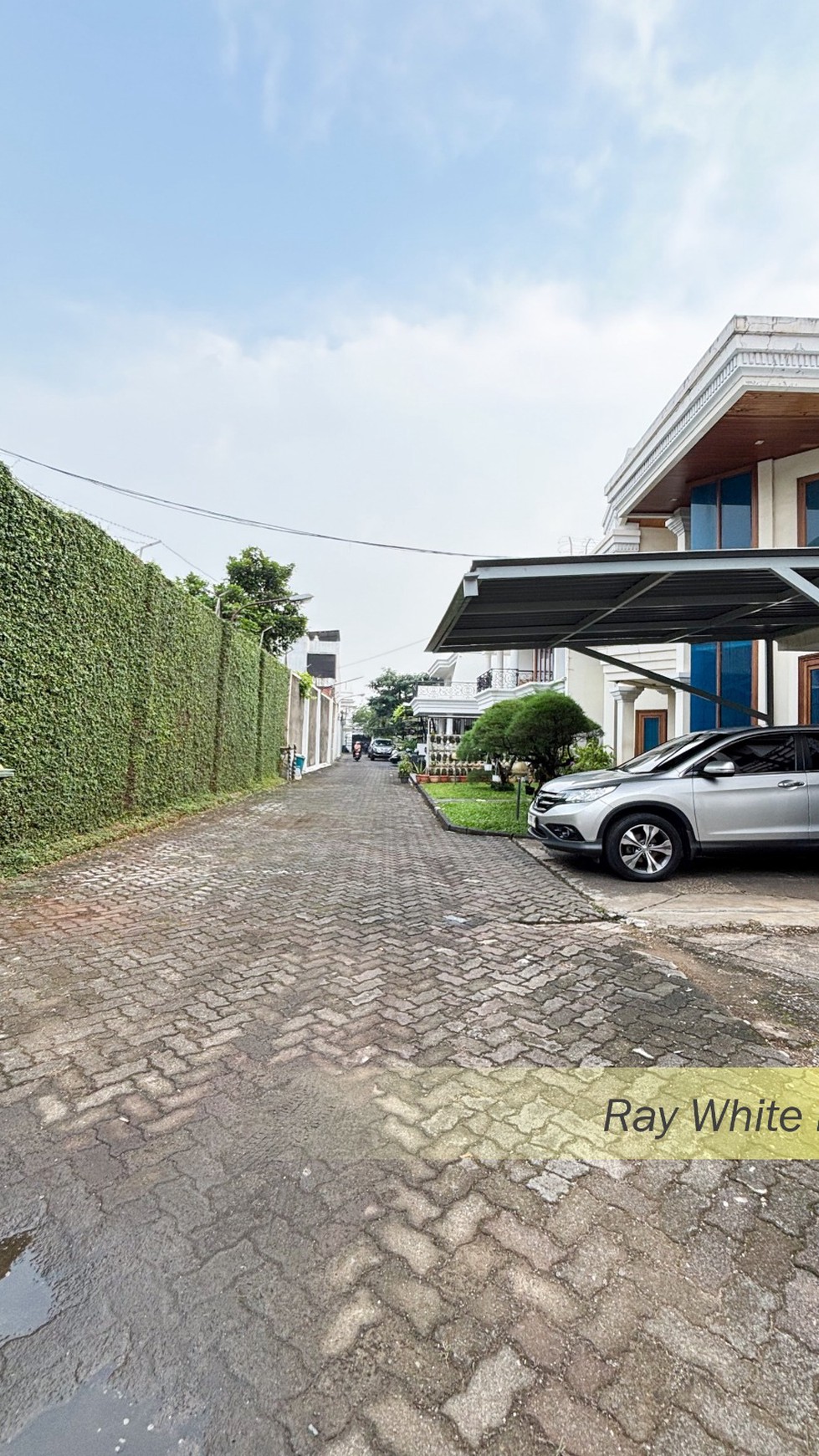 RUMAH SEMI FURNISH DALAM TOWN HOUSE DI KEBAYORAN LAMA, JAKARTA SELATAN