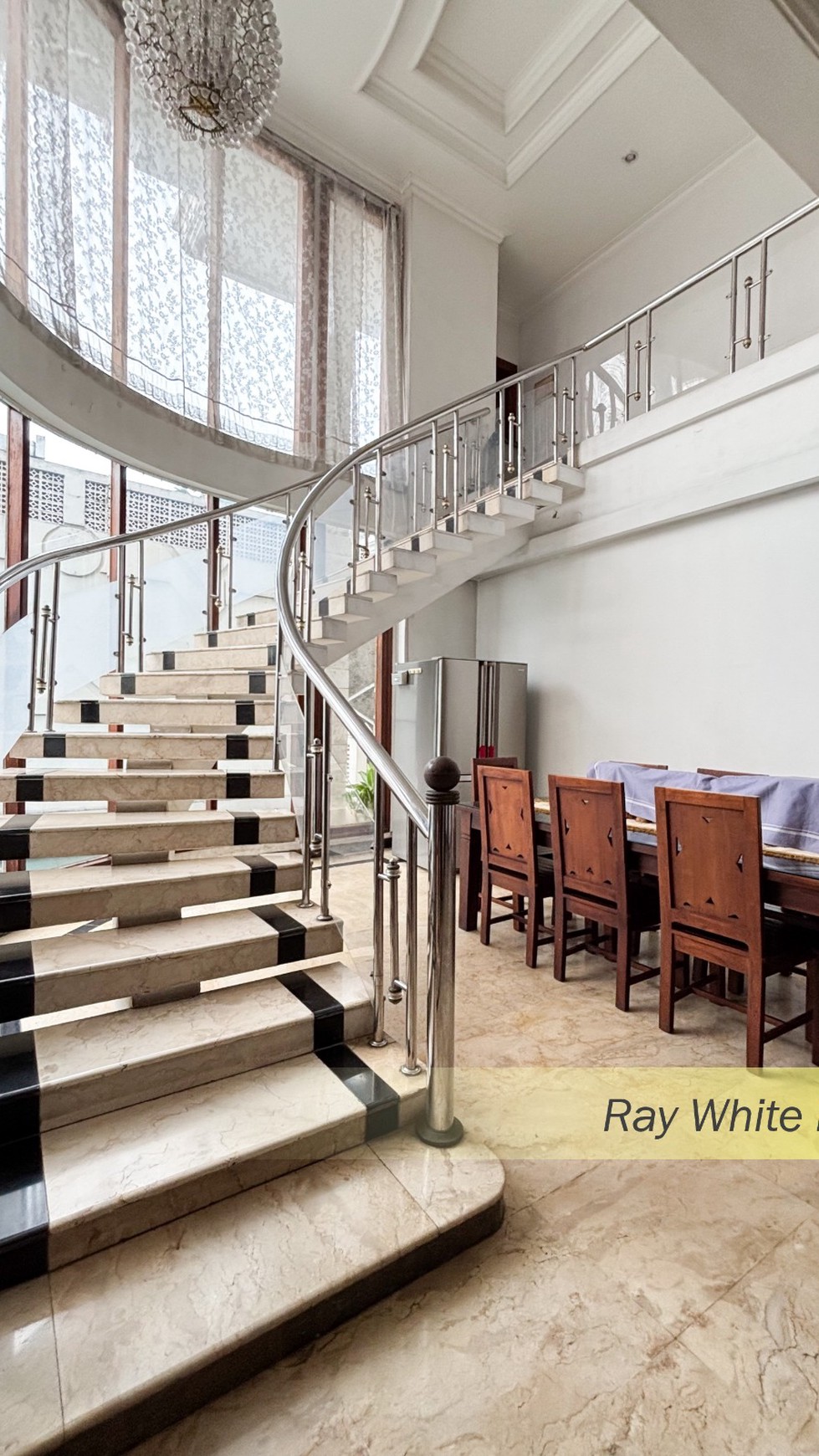 RUMAH SEMI FURNISH DALAM TOWN HOUSE DI KEBAYORAN LAMA, JAKARTA SELATAN