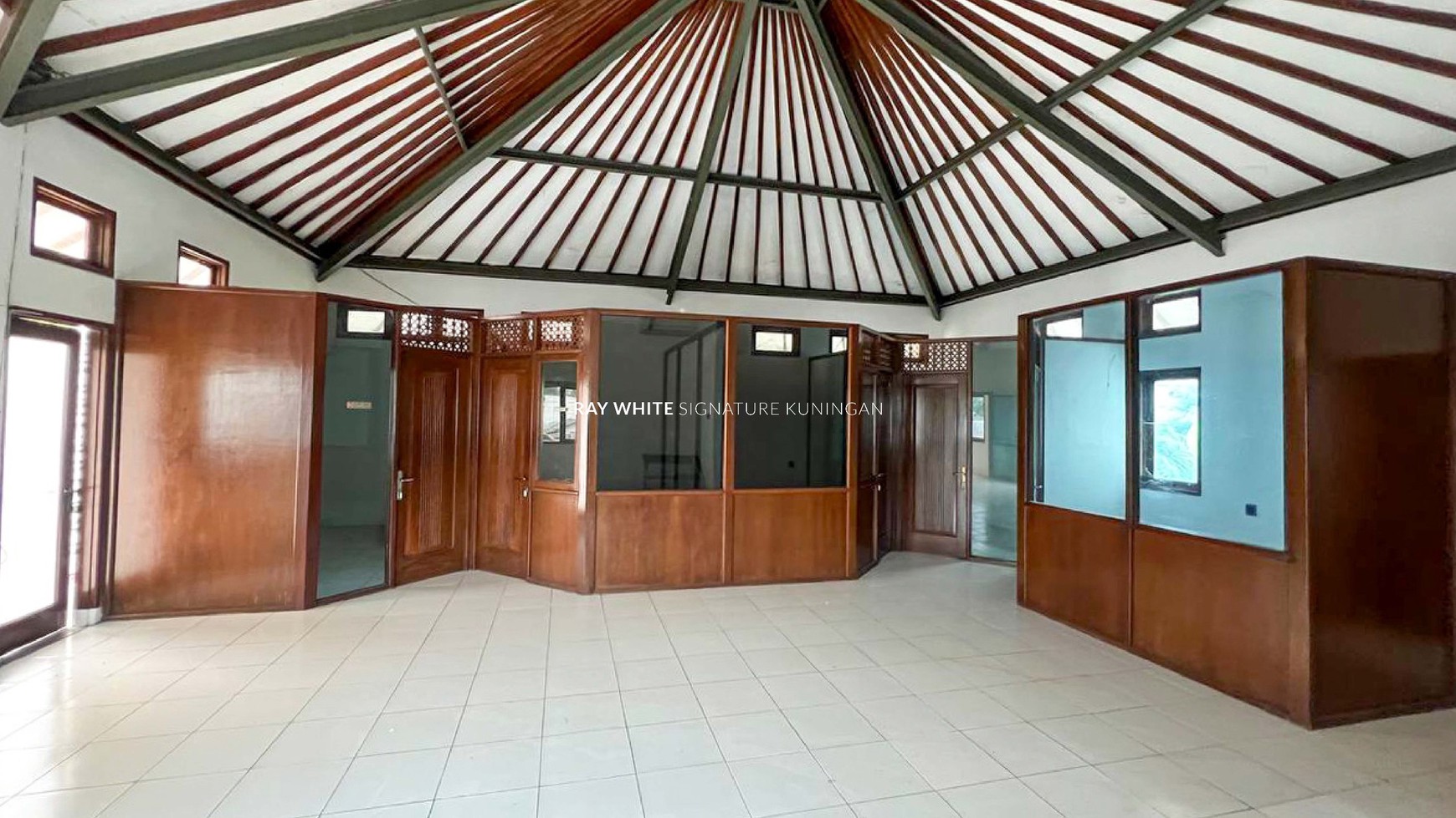 Sewa Rumah 3 Lantai Lokasi Prime di Jl Kemang 1