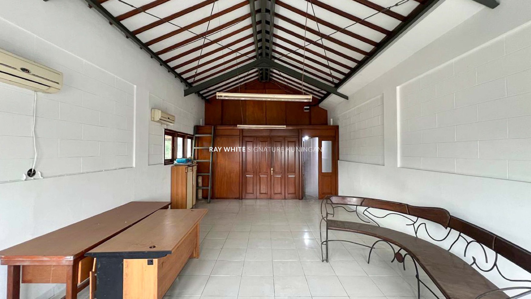 Sewa Rumah 3 Lantai Lokasi Prime di Jl Kemang 1