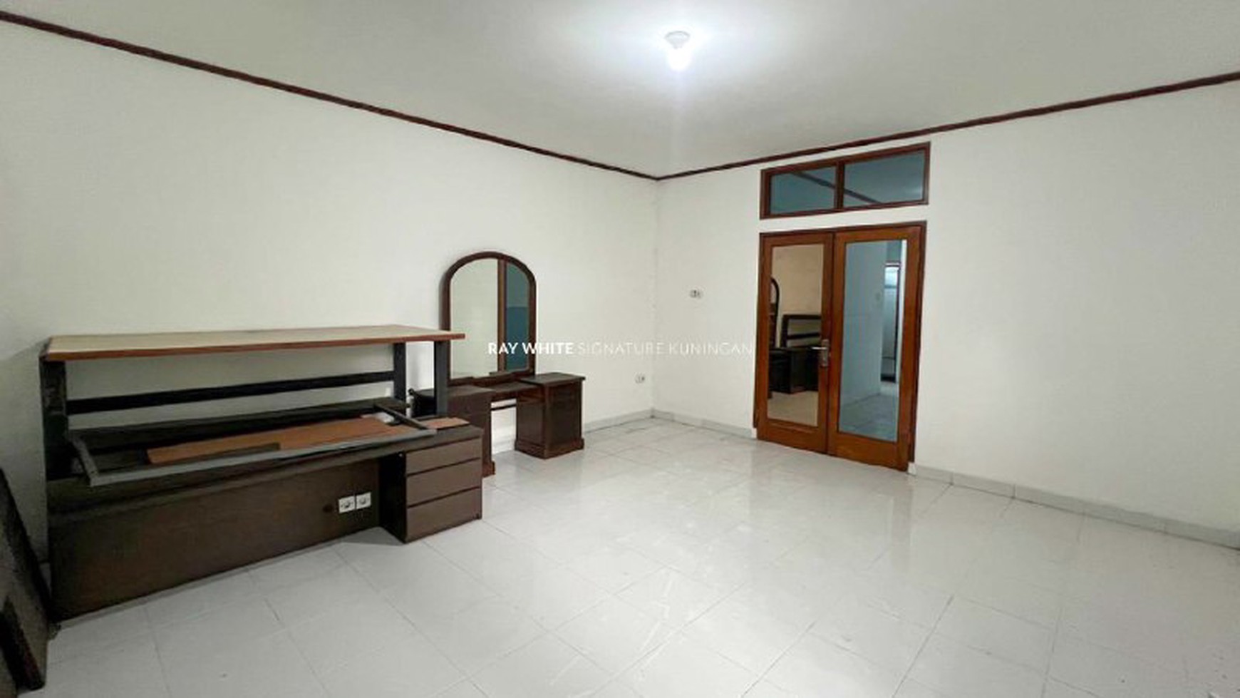 Sewa Rumah 3 Lantai Lokasi Prime di Jl Kemang 1